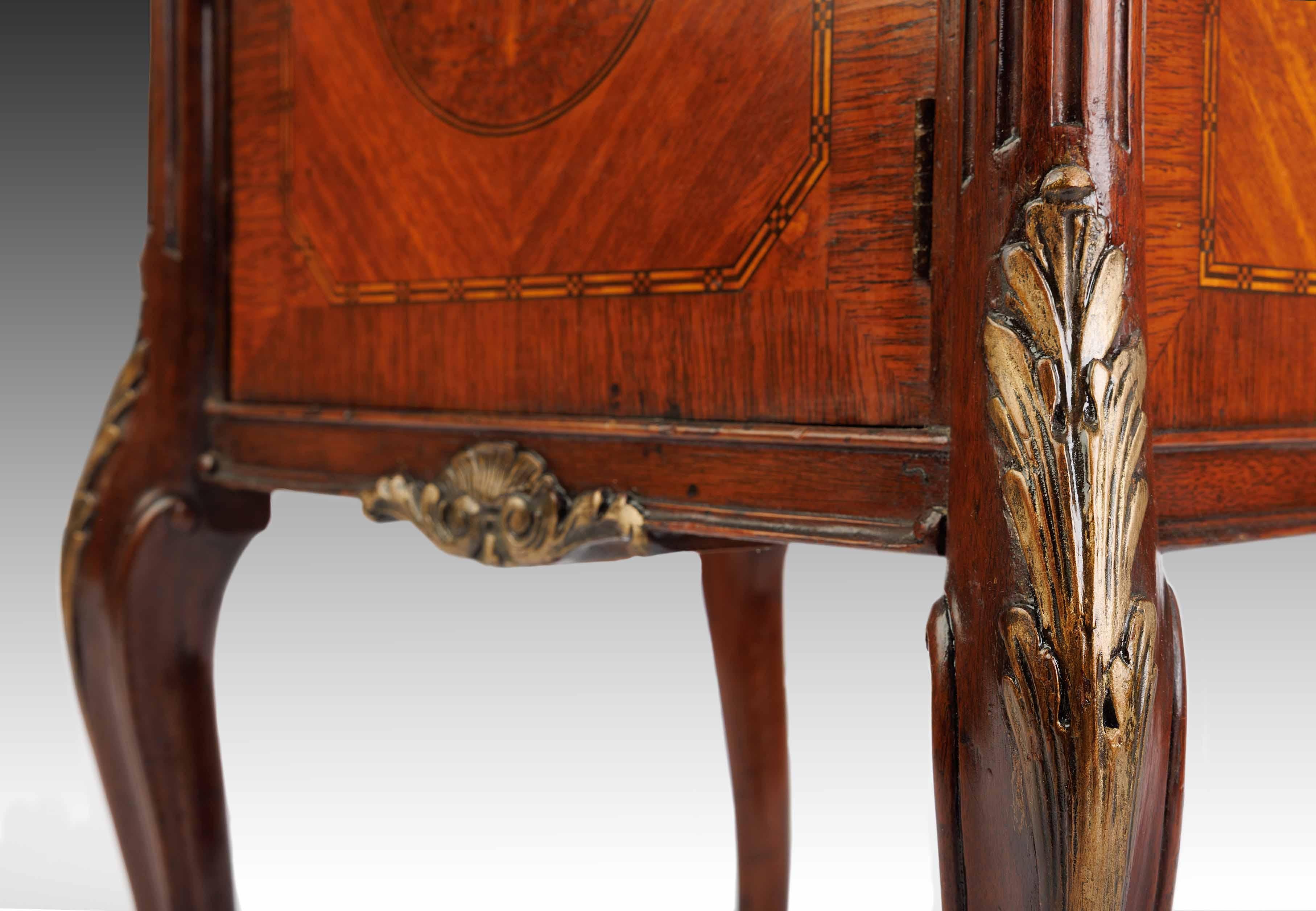 Meuble d'appoint en marqueterie française du XIXe siècle avec dessus en marbre : The Carved Bloom en vente 2