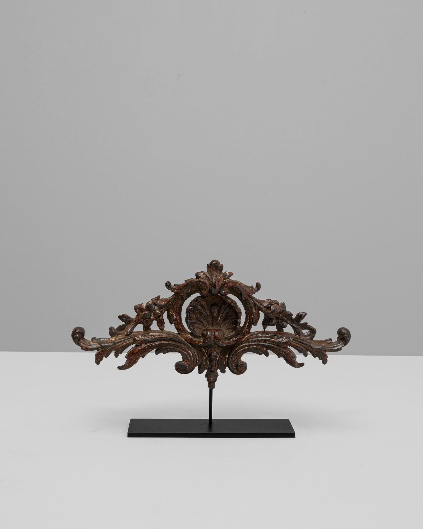 Questa decorazione in metallo francese del XIX secolo presenta un elegante design ispirato al Rococo, trasformato in un pezzo da esposizione scultoreo dal suo moderno supporto. Il frammento presenta volute finemente fuse, foglie d'acanto e un motivo