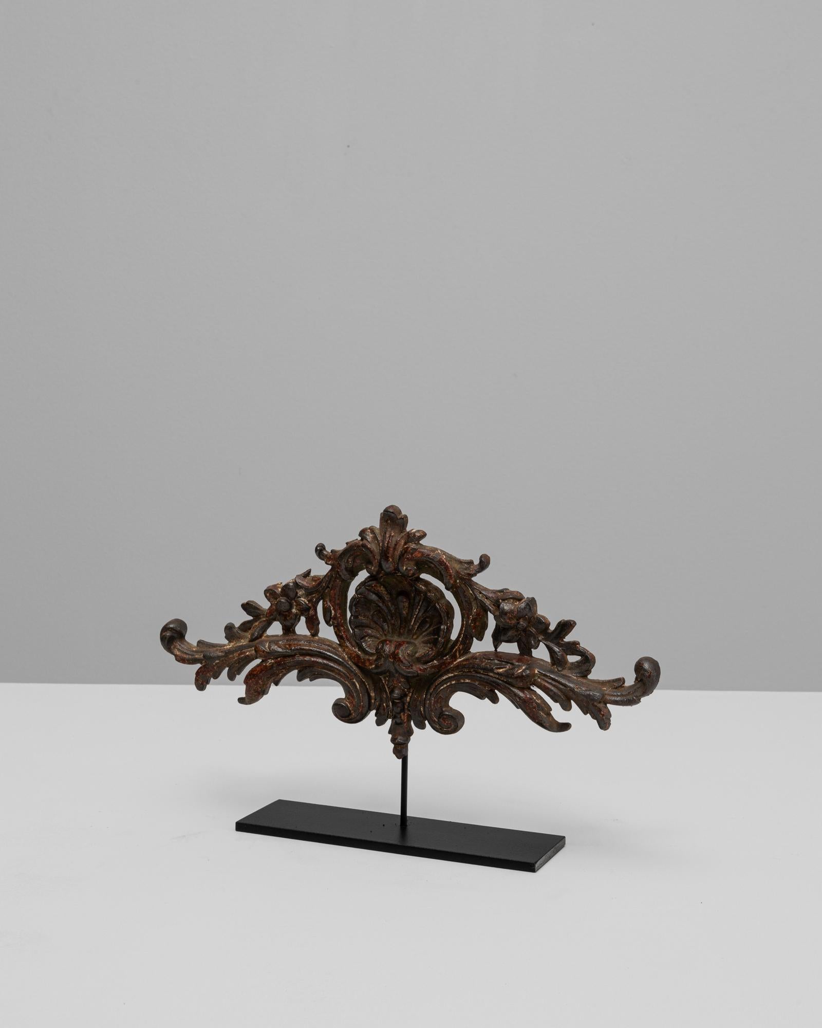 Decorazione francese del XIX secolo in metallo su supporto In condizioni buone in vendita a High Point, NC