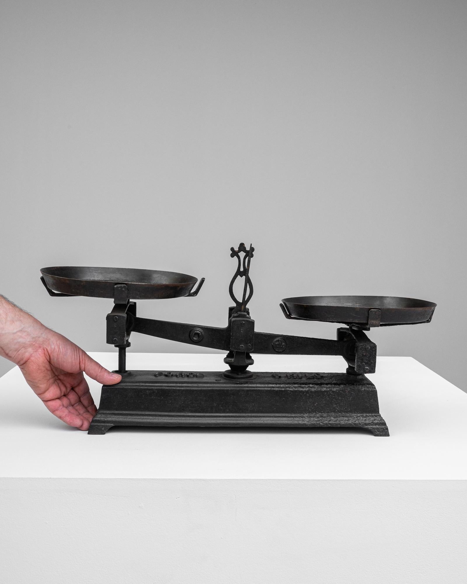 Eleva il tuo arredamento con questa straordinaria bilancia francese in metallo del XIX secolo, un pezzo che emana il misticismo e il fascino del suo tempo. Realizzata con un occhio di riguardo per l'equilibrio e la precisione, la bilancia presenta