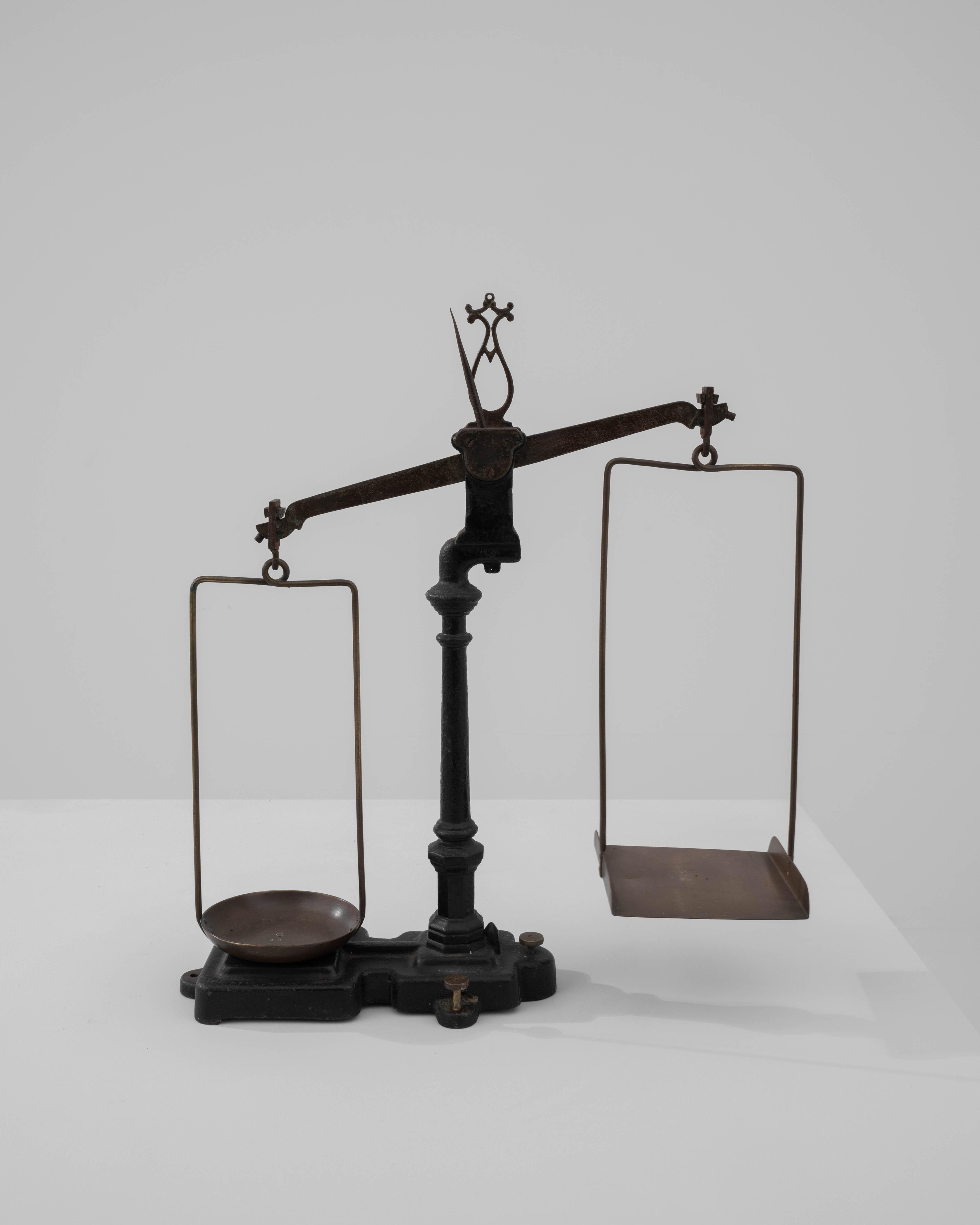 Retrocede en el tiempo con esta auténtica báscula de metal francesa del siglo XIX, una cautivadora pieza histórica que combina elegancia y funcionalidad. Fabricada en una época en la que la precisión y la artesanía eran primordiales, esta balanza