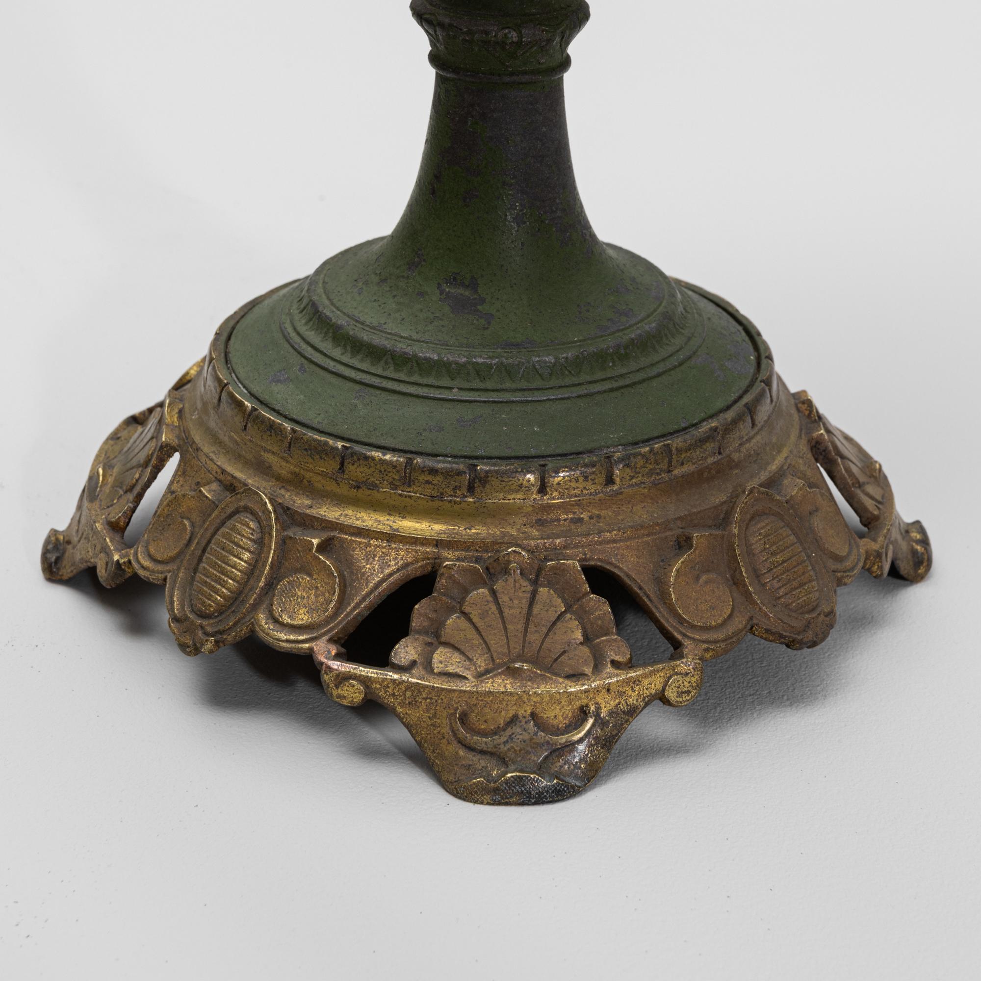 Urna francese del XIX secolo in metallo con motivi di bambini in bronzo in vendita 5