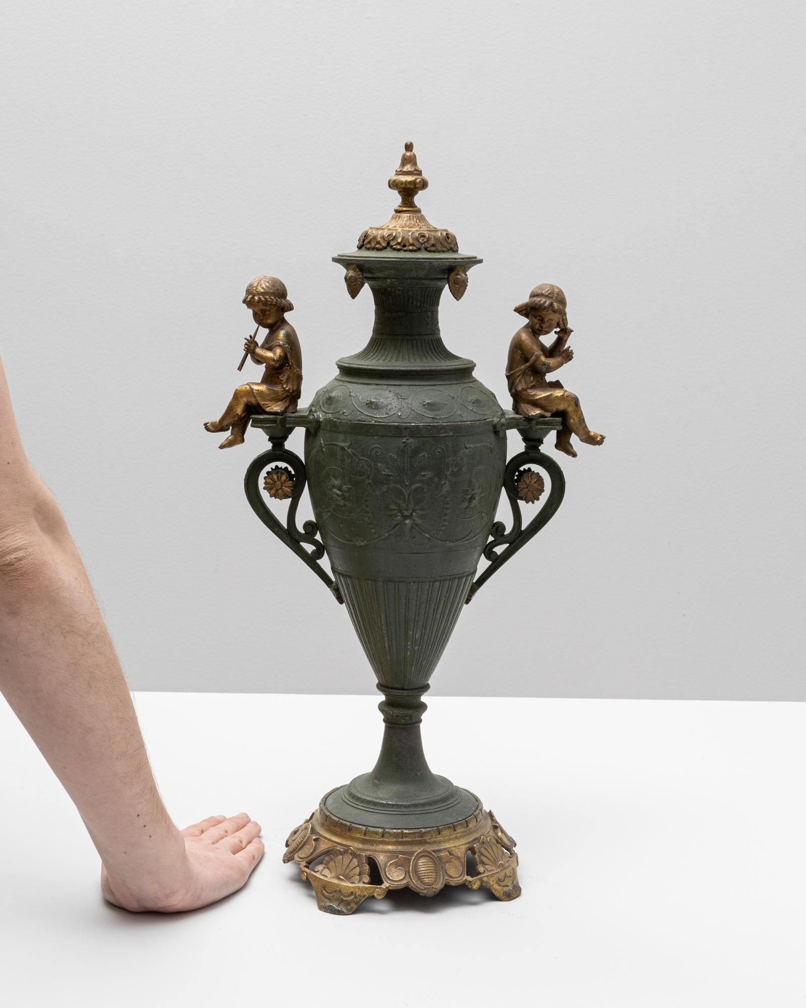 Francese Urna francese del XIX secolo in metallo con motivi di bambini in bronzo in vendita