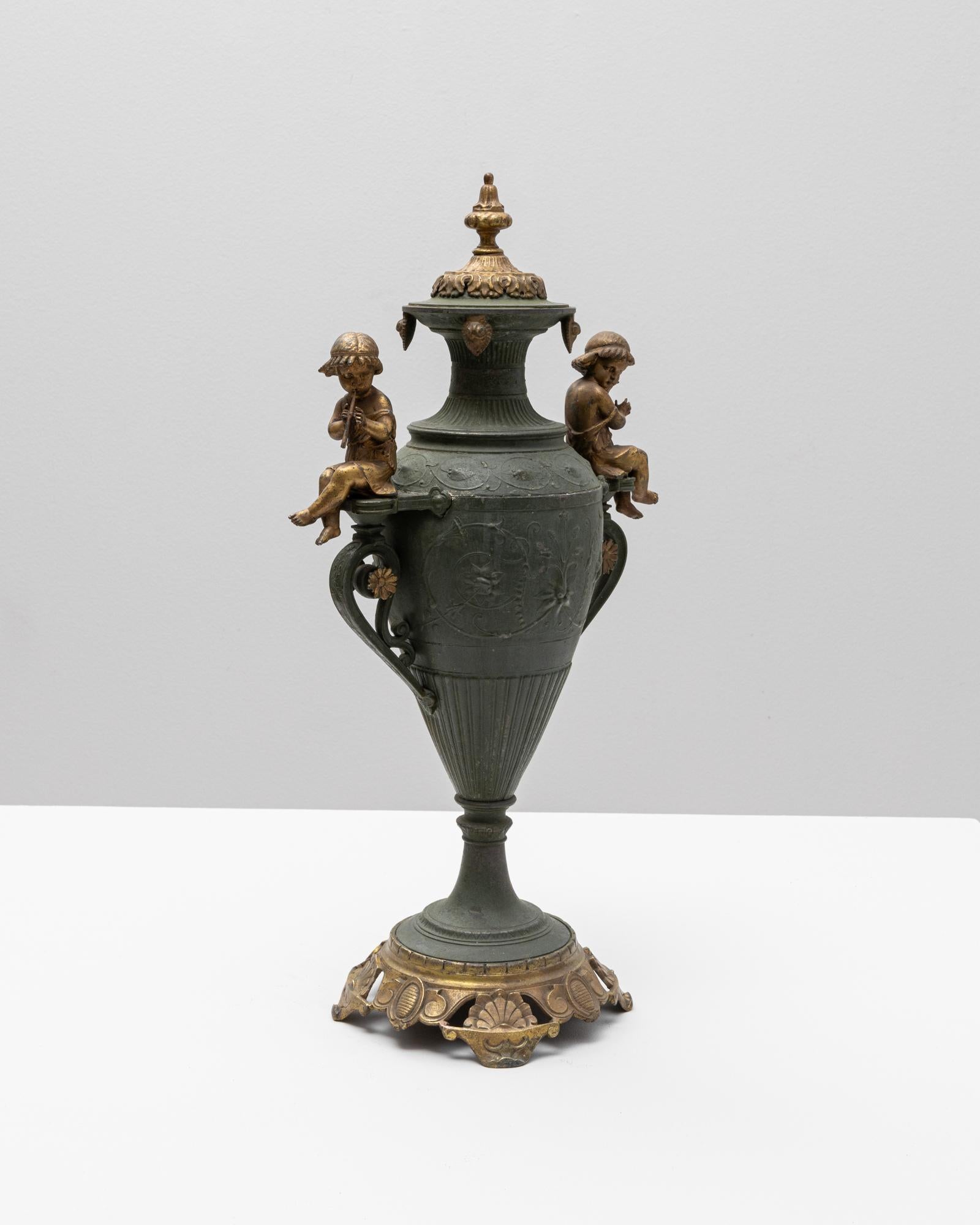 Urna francese del XIX secolo in metallo con motivi di bambini in bronzo In condizioni buone in vendita a High Point, NC
