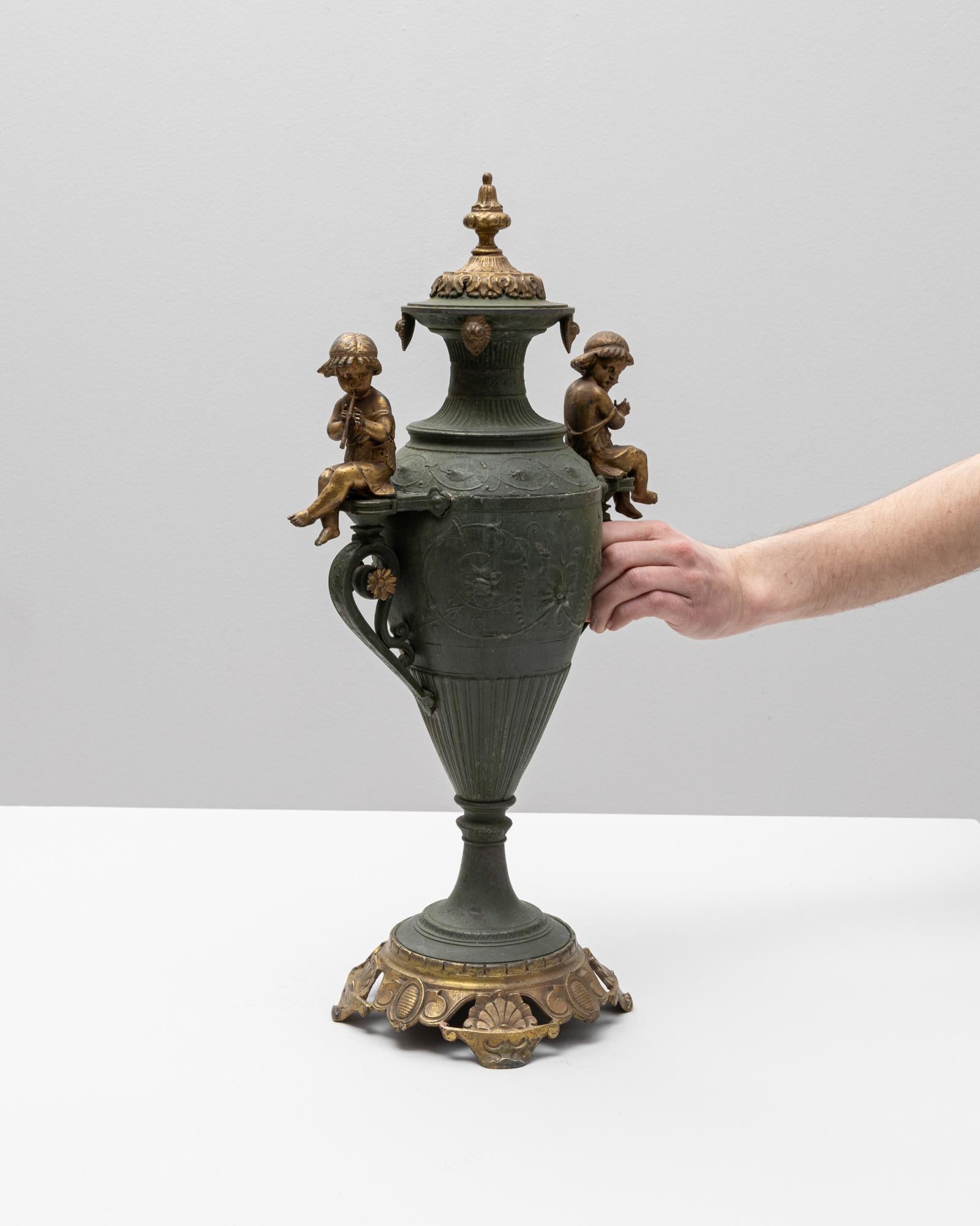 Metallo Urna francese del XIX secolo in metallo con motivi di bambini in bronzo in vendita