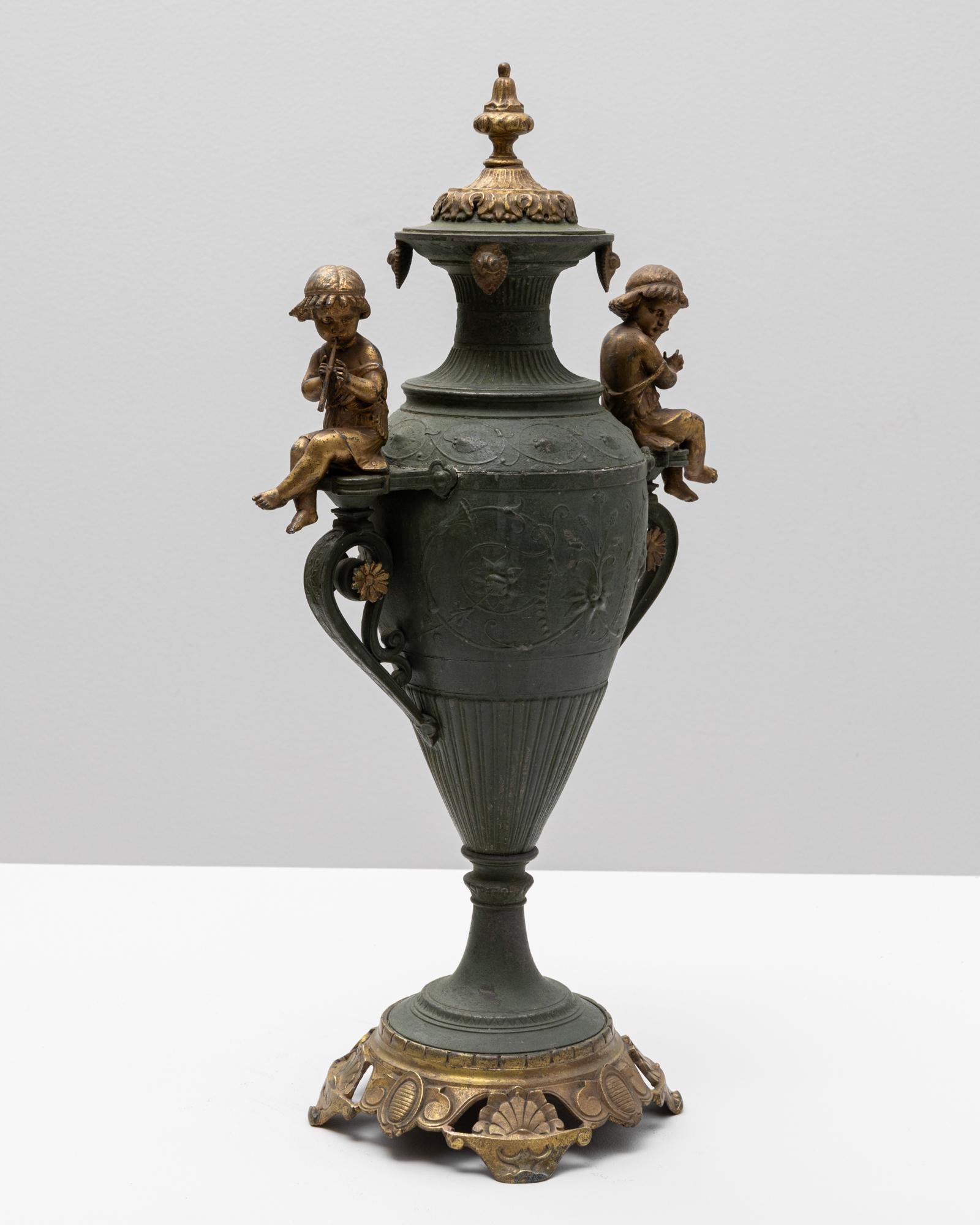 Urna francese del XIX secolo in metallo con motivi di bambini in bronzo in vendita 1