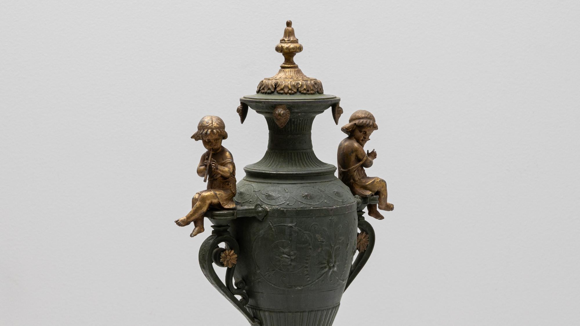 Urna francese del XIX secolo in metallo con motivi di bambini in bronzo in vendita 2