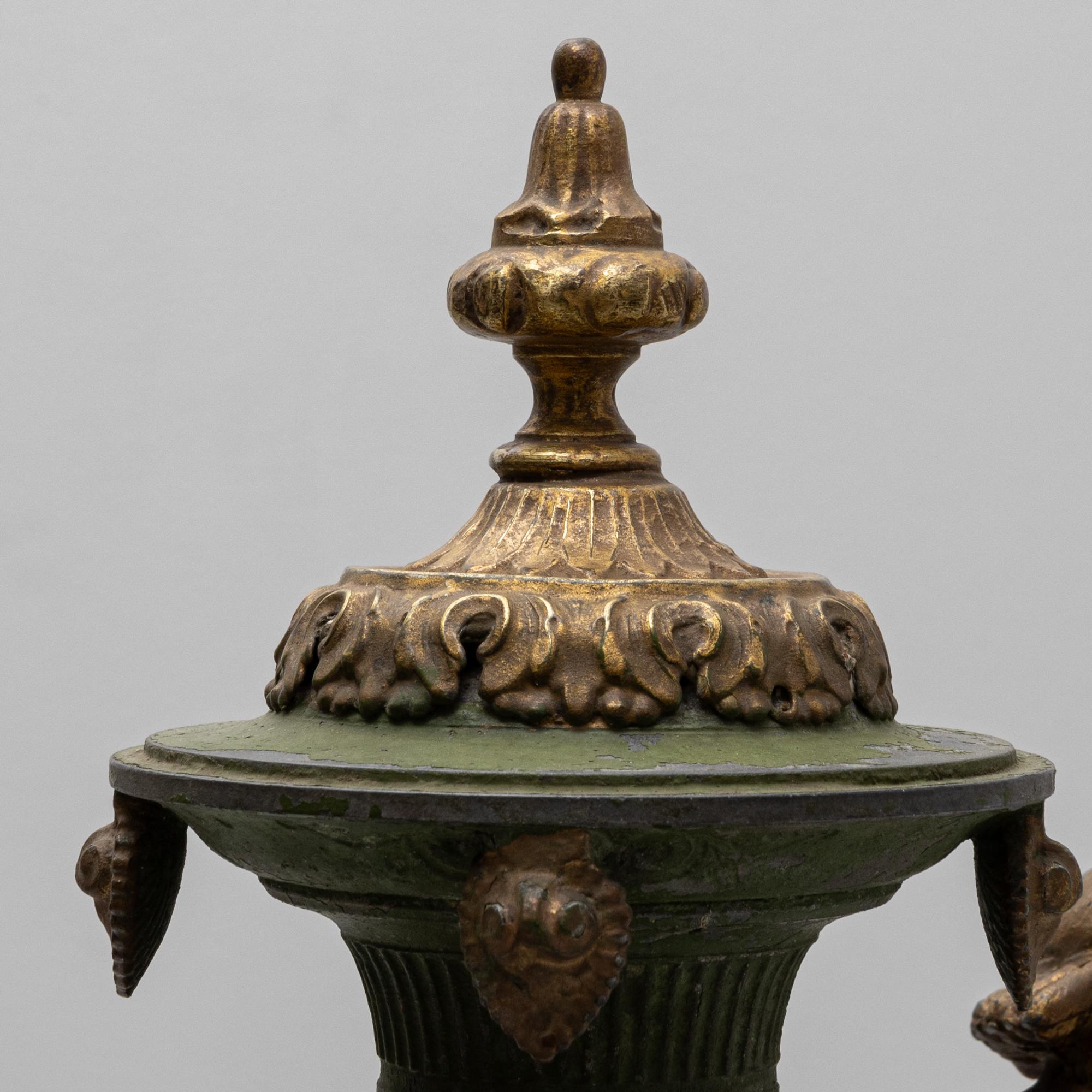 Urna francese del XIX secolo in metallo con motivi di bambini in bronzo in vendita 3