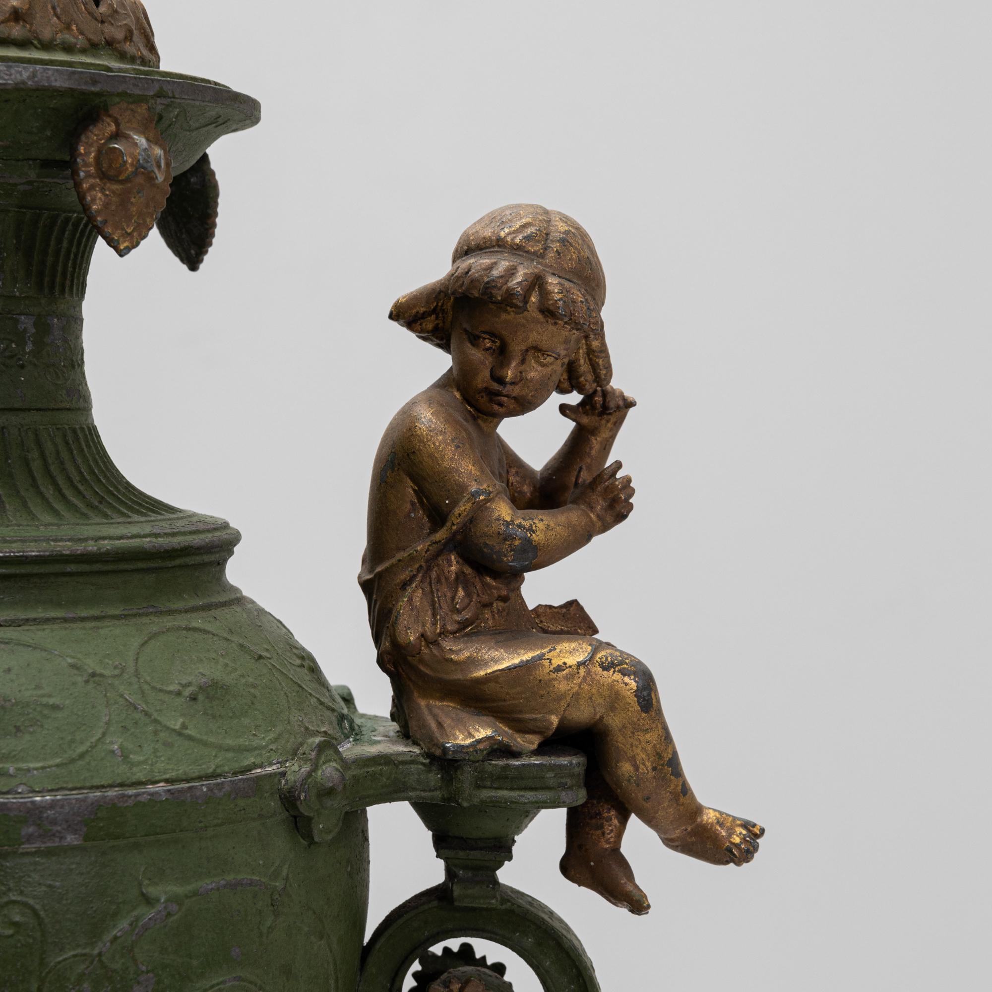 Urna francese del XIX secolo in metallo con motivi di bambini in bronzo in vendita 4