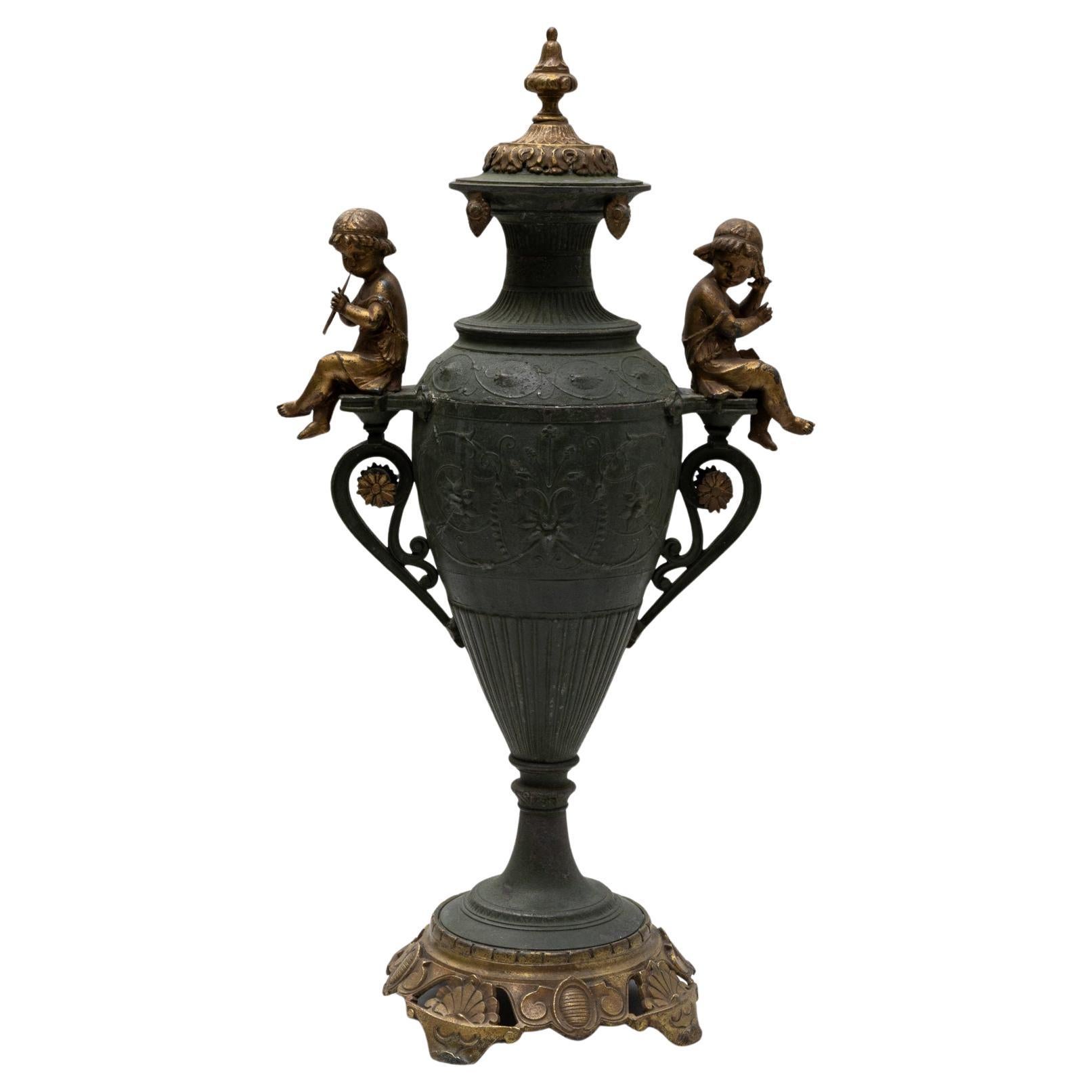 Urna francese del XIX secolo in metallo con motivi di bambini in bronzo