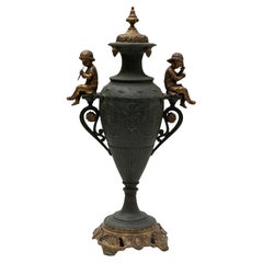 Urna francese del XIX secolo in metallo con motivi di bambini in bronzo