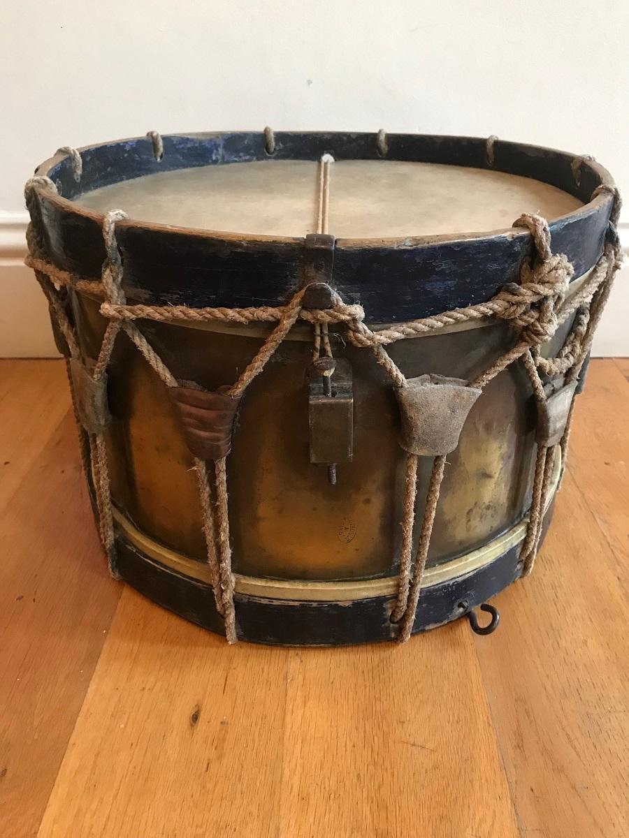 Un joli petit tambour militaire français du début du 19ème siècle, en laiton et en bois, estampillé Giroult Paris. Parfait comme objet décoratif ou petite table d'appoint.