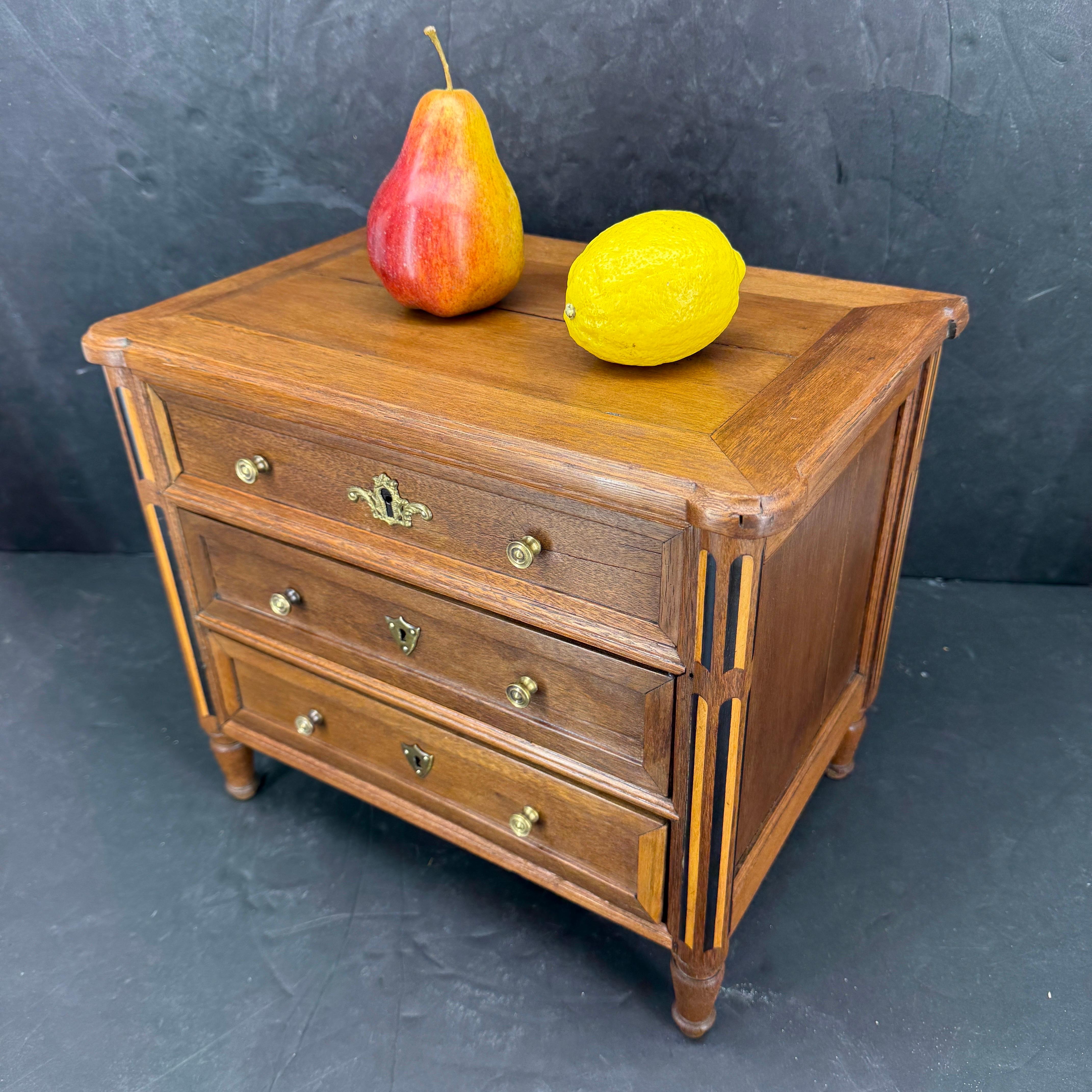 Französische Miniature-Schmuckkommode aus dem 19. im Angebot 5