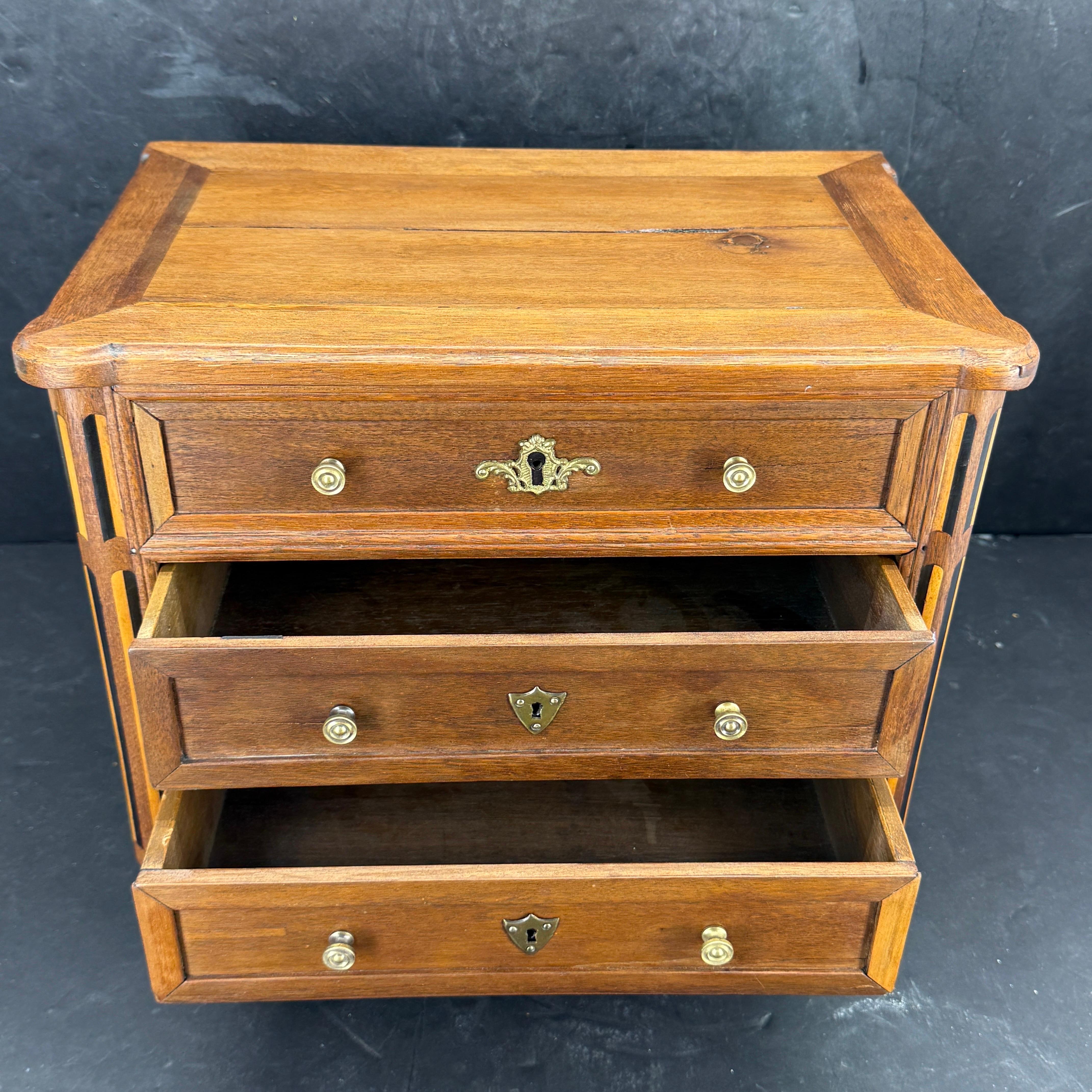Französische Miniature-Schmuckkommode aus dem 19. im Angebot 9