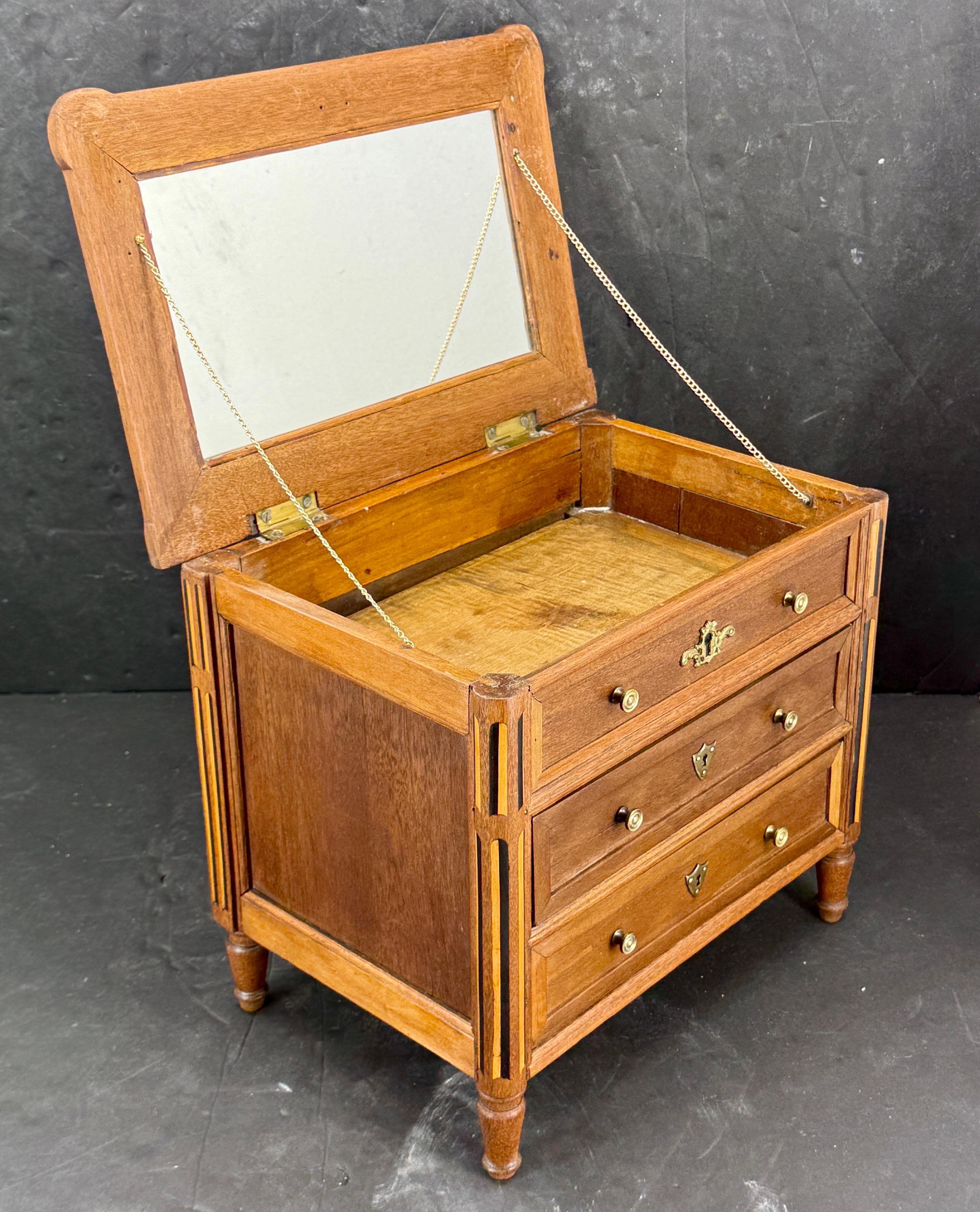 Französische Miniature-Schmuckkommode aus dem 19. (Louis XVI.) im Angebot