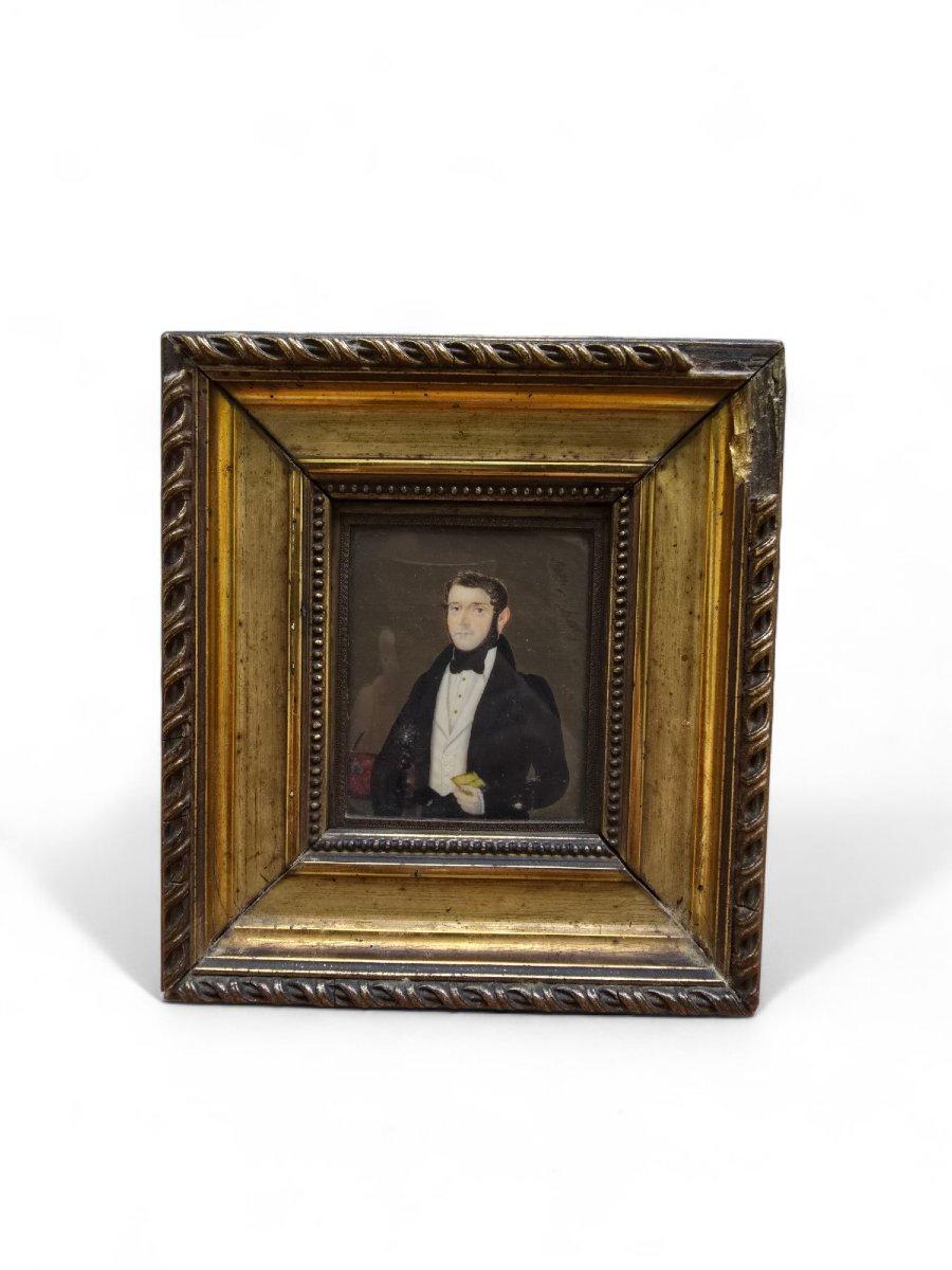 Eine elegante französische Miniatur aus dem 19. Jahrhundert, die einen französischen Herrn in typischer Kleidung der damaligen Zeit darstellt, der möglicherweise dem gehobenen Bürgertum oder dem Adel angehörte. Das Werk zeichnet sich durch eine