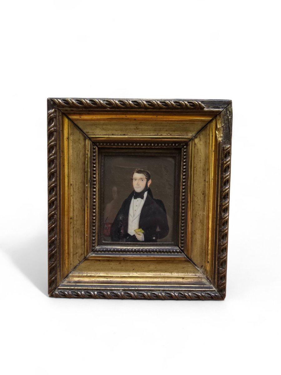 Französische Miniatur aus dem 19. Jahrhundert - Porträt eines Gentleman (Handbemalt) im Angebot