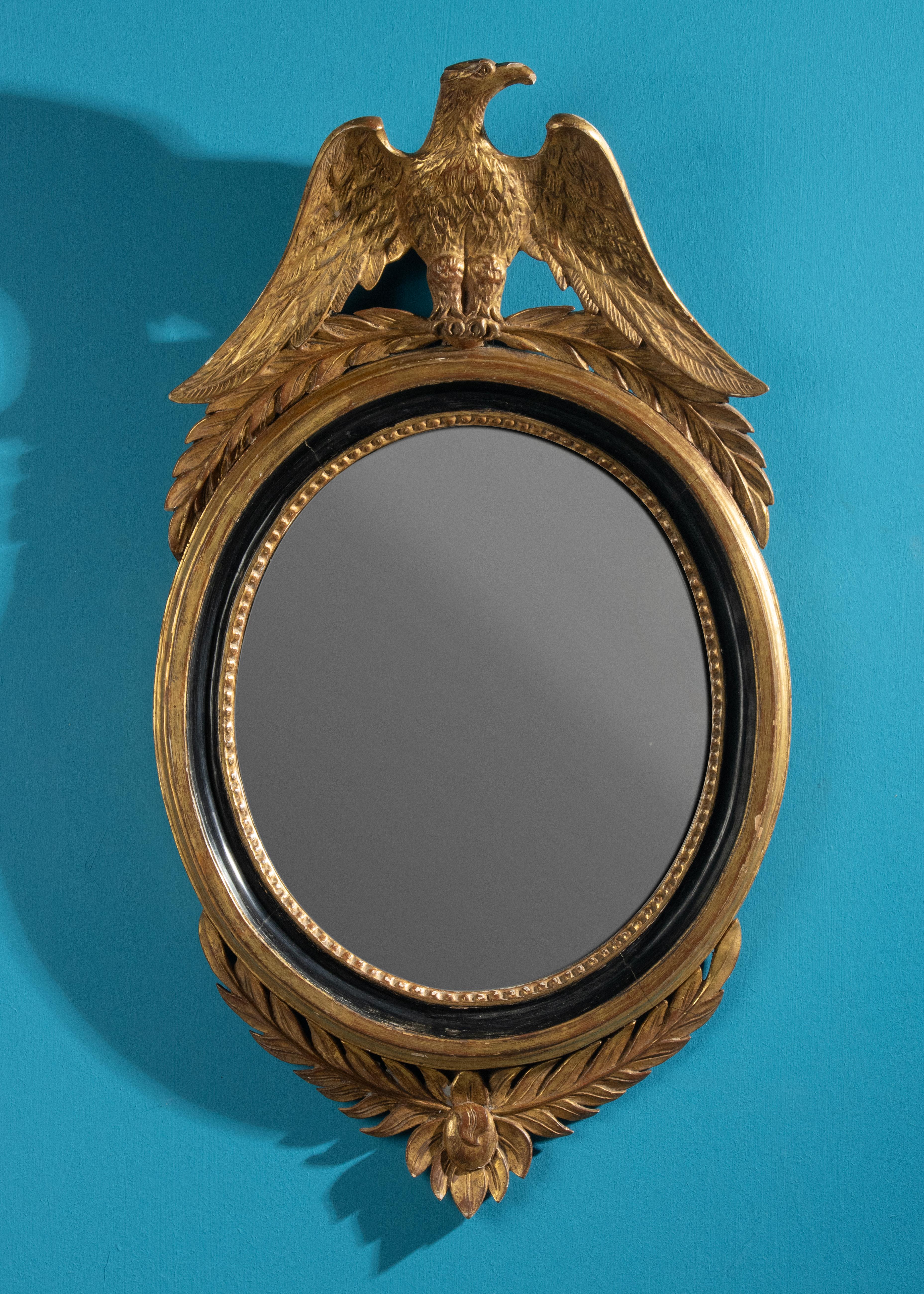 Un beau miroir français ancien avec une image d'aigle dans la partie supérieure, fait de bois et de gesso. Belle dorure, qui contraste magnifiquement avec la laque noire du cadre.
Le miroir est en bon état et présente un bel aspect ancien / patine.