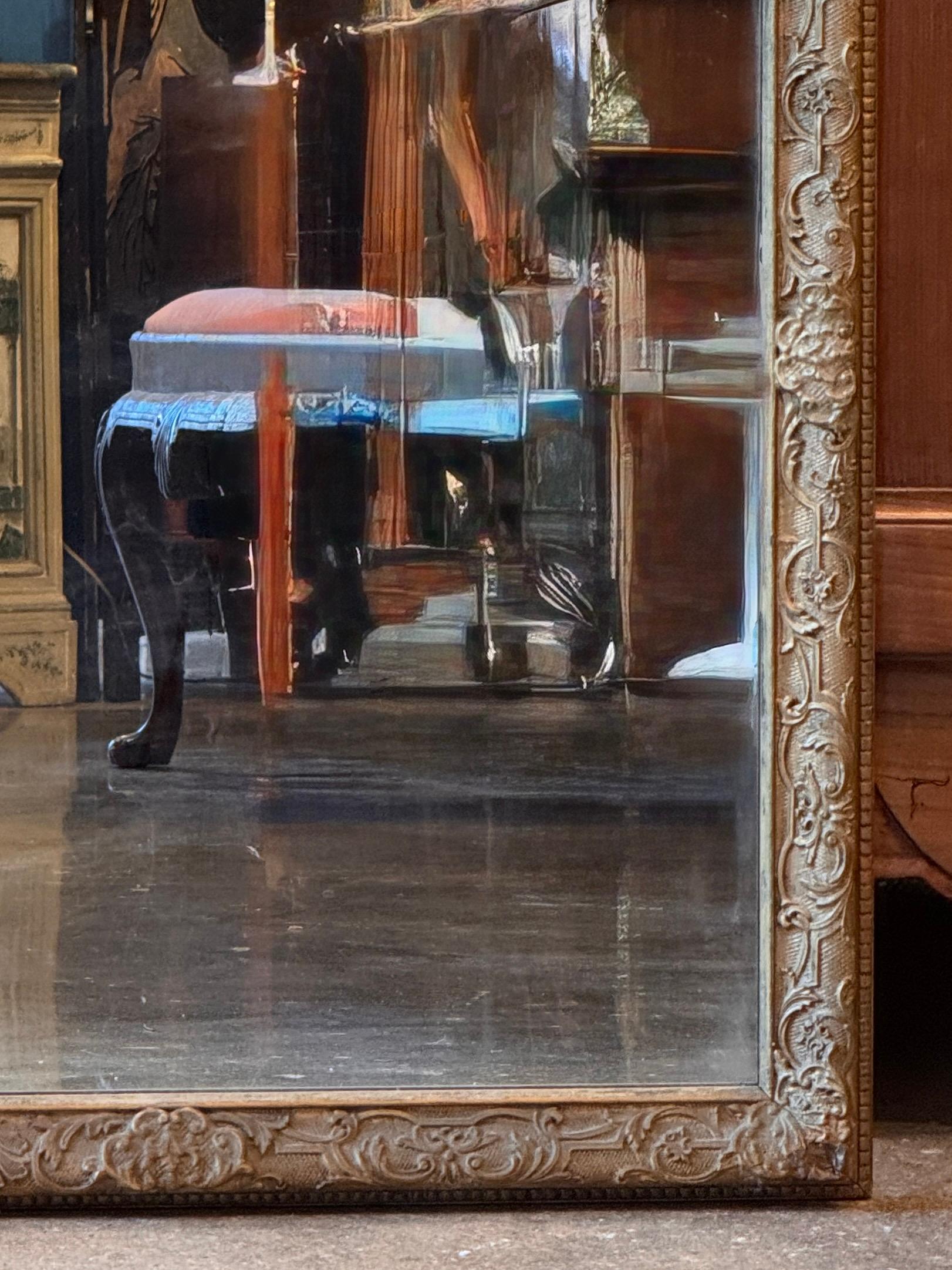 Français Miroir français du 19ème siècle dans un cadre en bois doré en vente