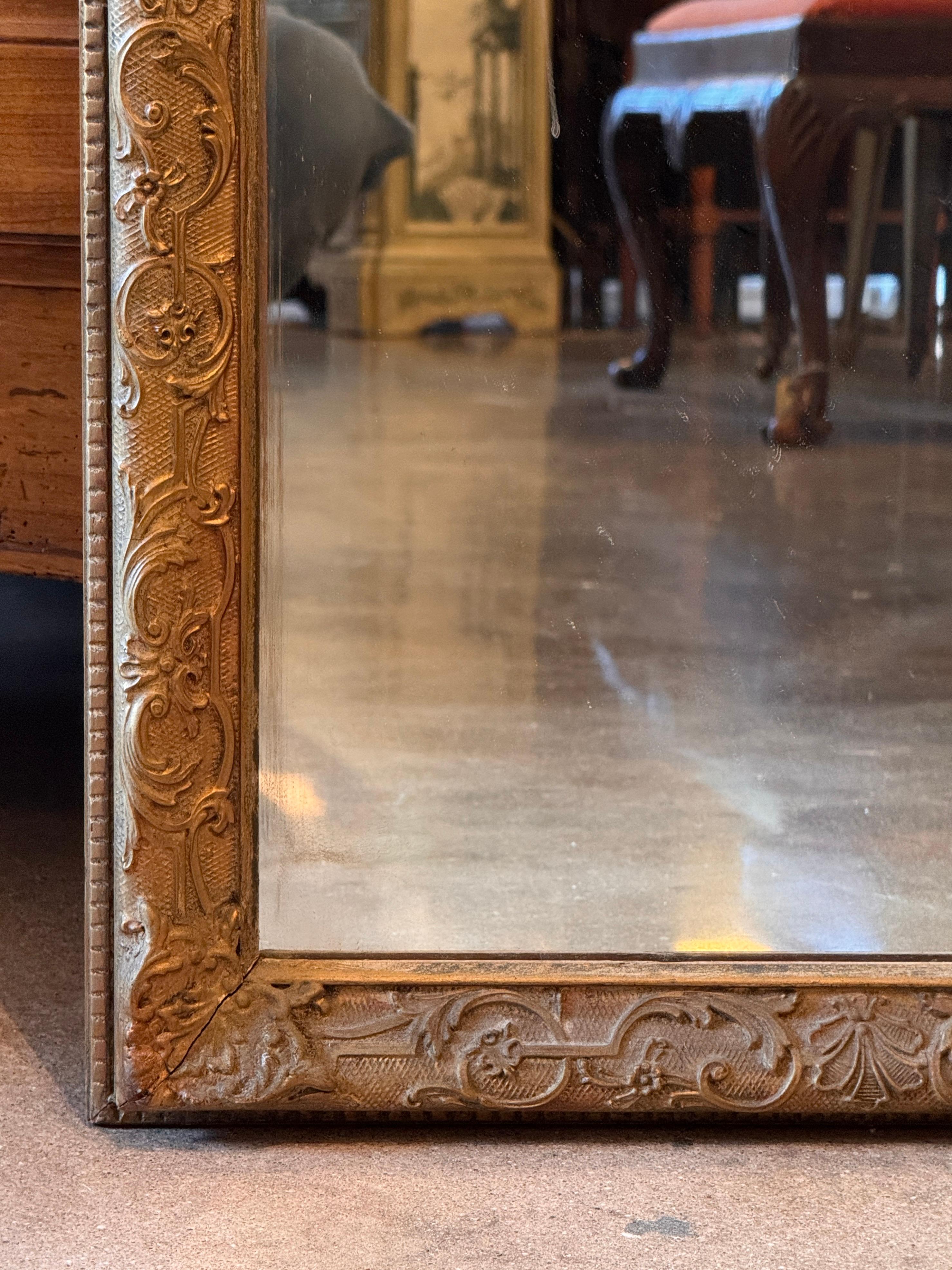 XIXe siècle Miroir français du 19ème siècle dans un cadre en bois doré en vente