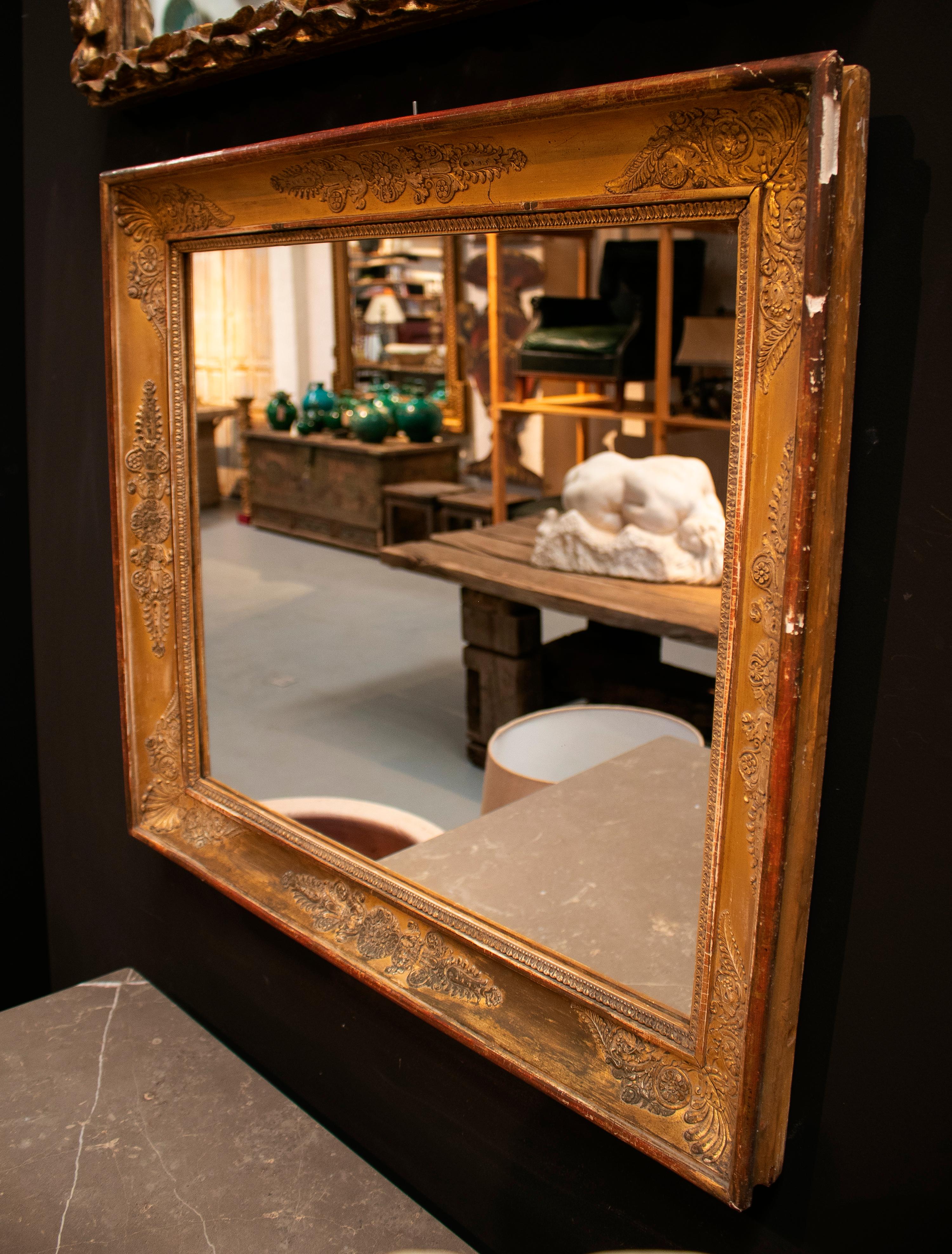 19th Century French Mirror with Wooden Flower Decorated Golden Frame In Good Condition In Marbella, ES