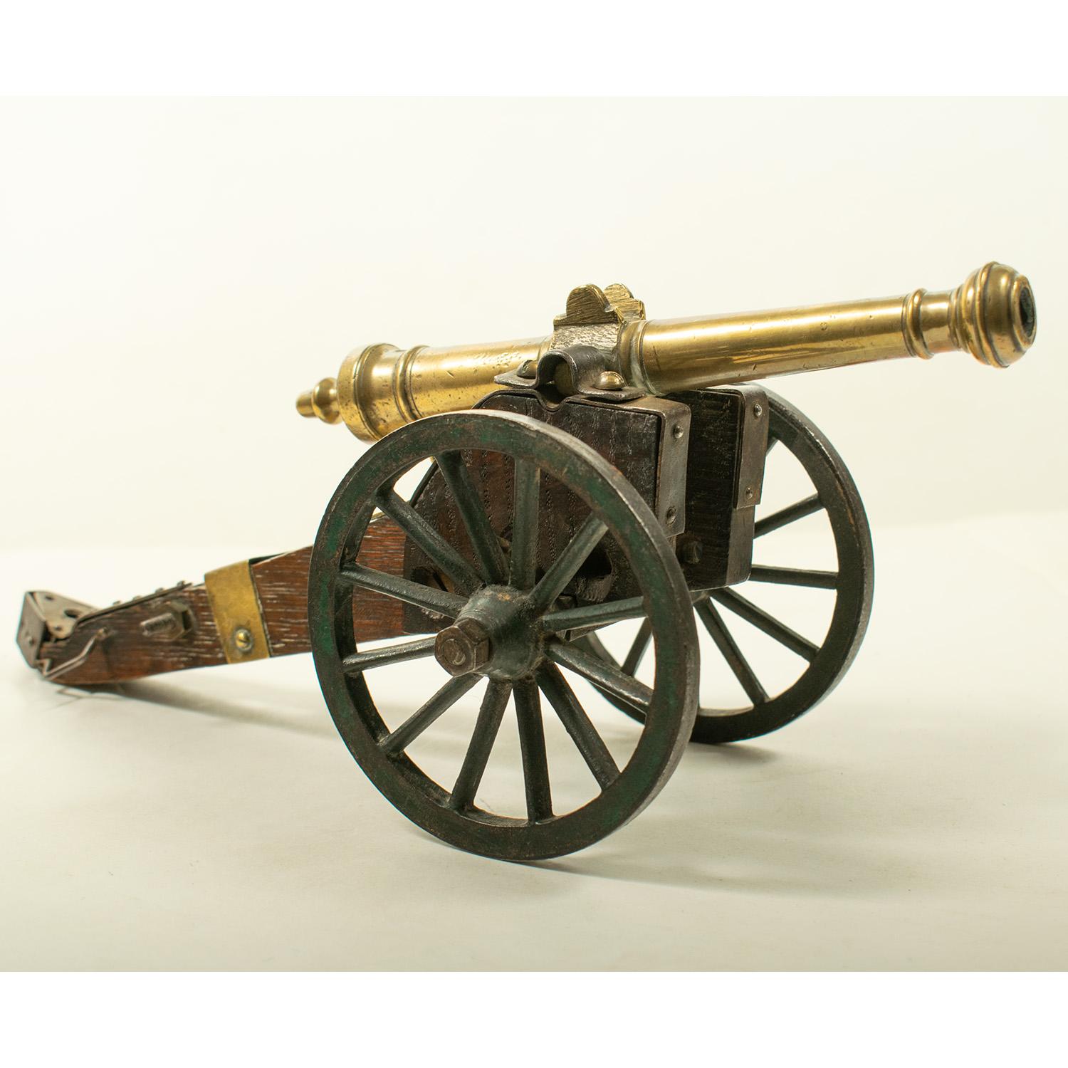 Modèle FIELD du 19ème siècle

Ce modèle de canon avec un tube percé de 10 mm et d'une longueur de 19 cm est monté sur un chariot en chêne sur des roues à rayons en fonte et peintes avec des fixations en laiton et en fer.  Il a manifestement été bien