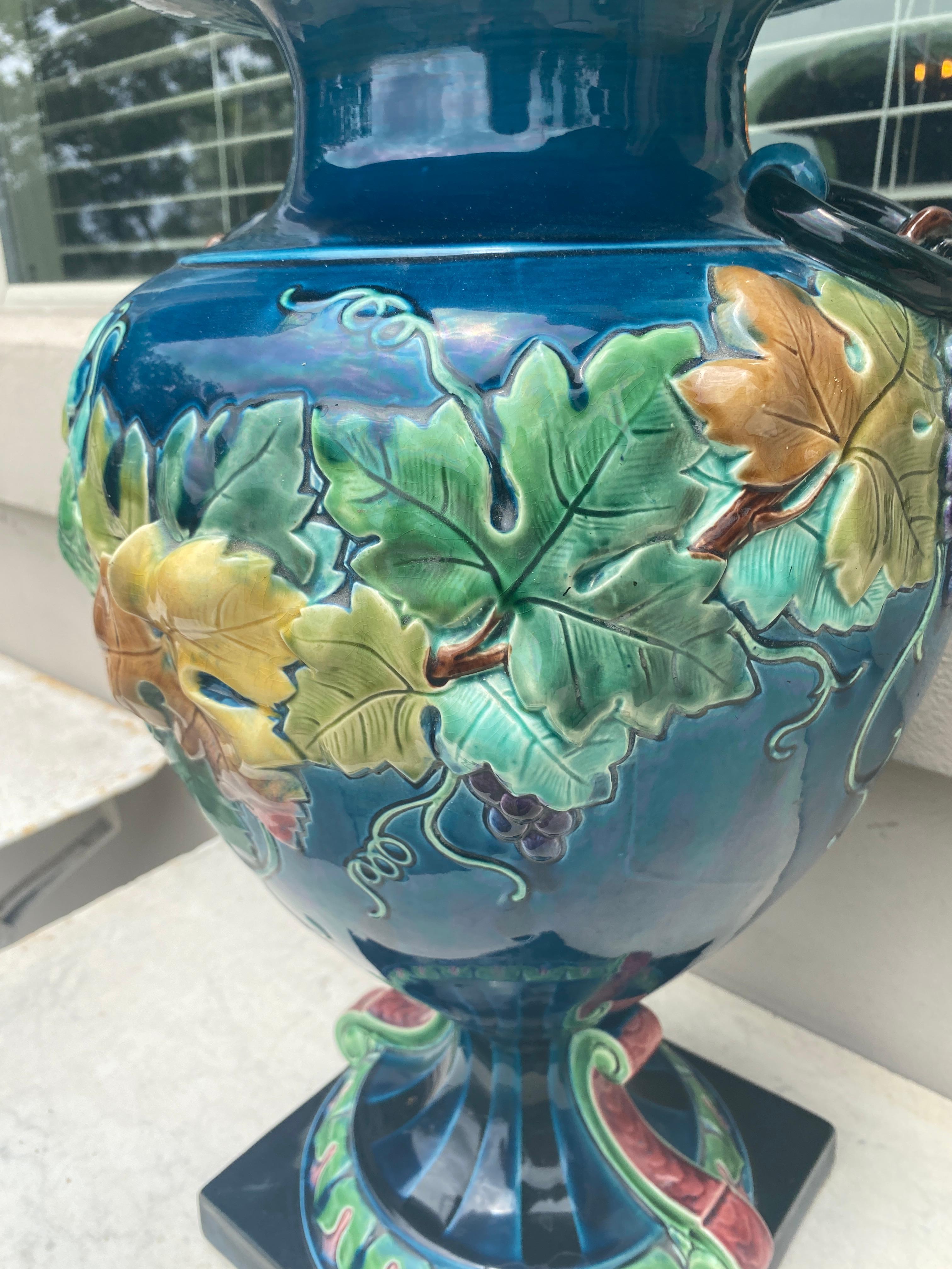 Fin du XIXe siècle Vase monumental en majolique bleu raisin de style Renaissance du 19ème siècle français en vente