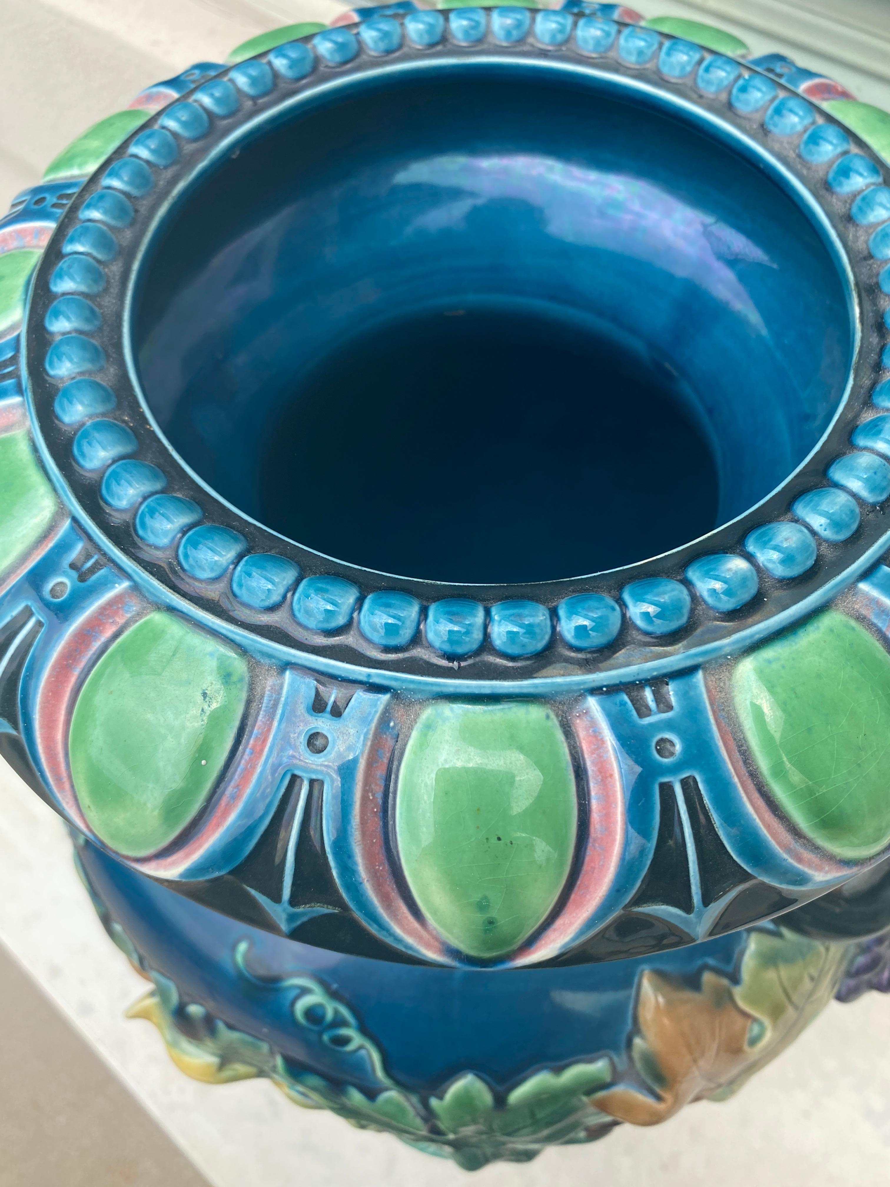 Vaso monumentale francese del XIX secolo in stile rinascimentale in maiolica con uva blu in vendita 1