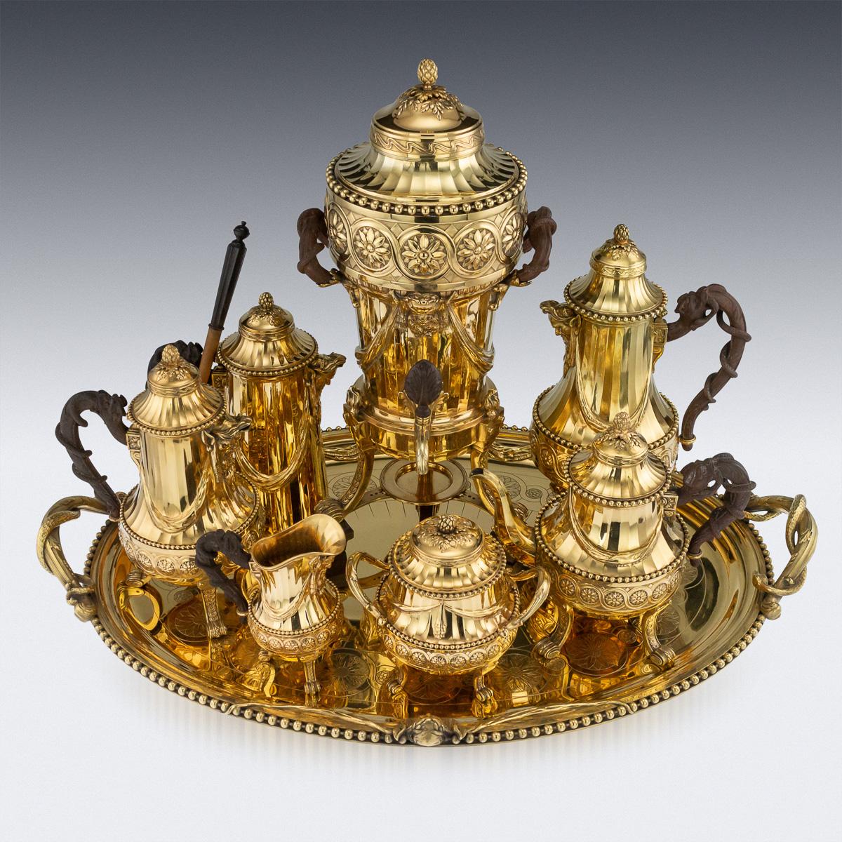 Antique French del XIX secolo, eccezionale servizio da tè monumentale in stile Luigi XVI in argento dorato, composto da un bollitore in argento placcato su supporto e un vassoio in argento placcato, mentre tutti gli altri pezzi sono in argento