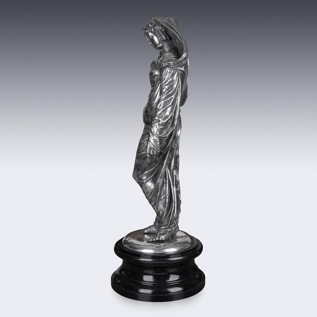 Statuette monumentale française en argent massif, datant du milieu du XIXe siècle, reposant sur un socle en ébène tourné, la statue représente de manière réaliste la Vierge Vestale, drapée d'un long voile partant de son diadème.

CONDITION
En