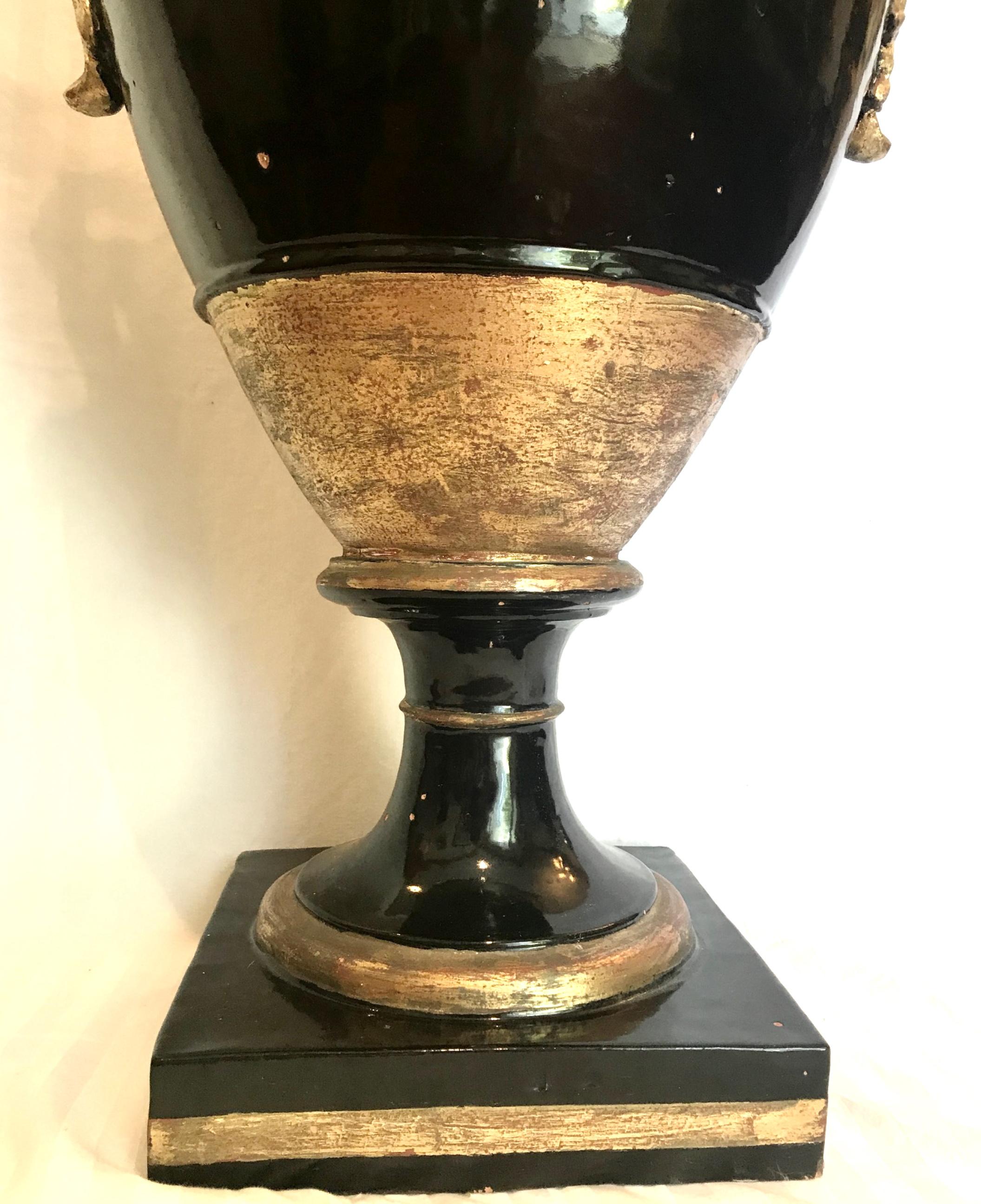 Französische monumentale kobaltblaue glasierte Terrakotta-Vase-Urne aus dem 19. Jahrhundert im Angebot 1