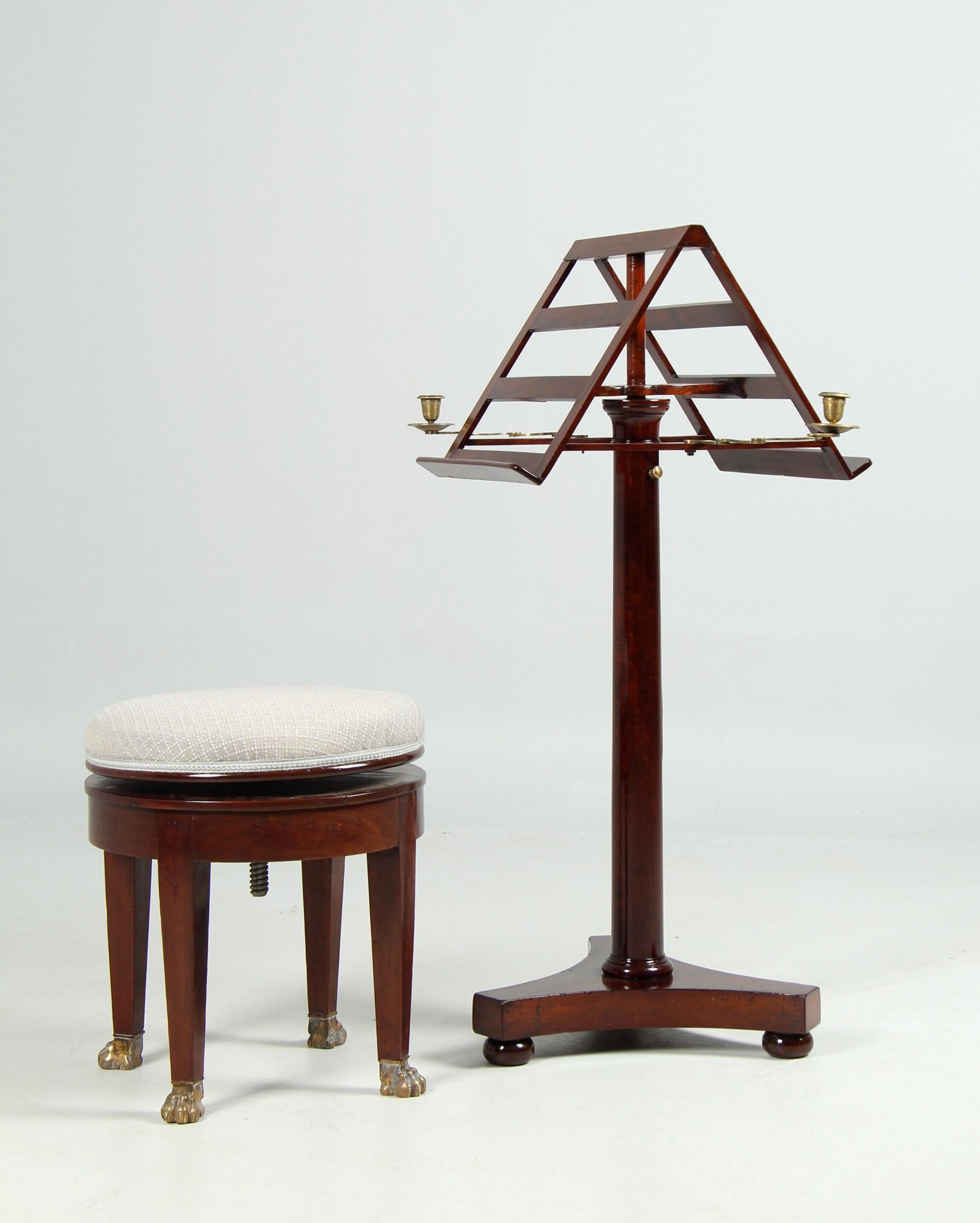 Antique duet music stand

France
Mahogany
second half of the 19th century

Dimensions:
Width of the music stand: 43 cm, height adjustment: from 108 cm to 151 cm

The piano stool shown in some of the photos is for size comparison.

Description:
Music