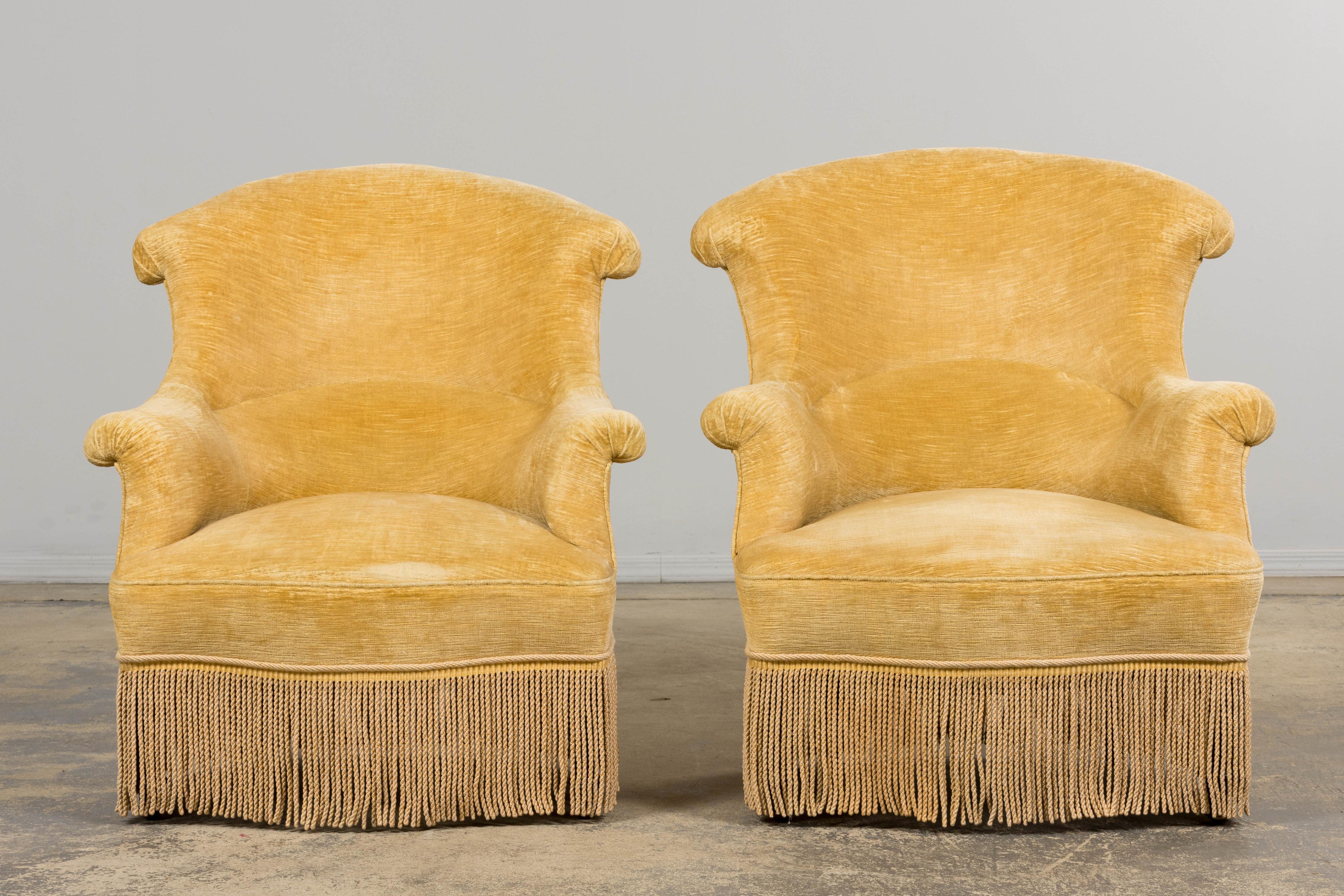 Une paire raffinée de fauteuils crapauds Napoléon III du XIXe siècle, provenant de Provence, France. Fabriquées à la main avec des cadres solides, chaque chaise incarne la silhouette classique 