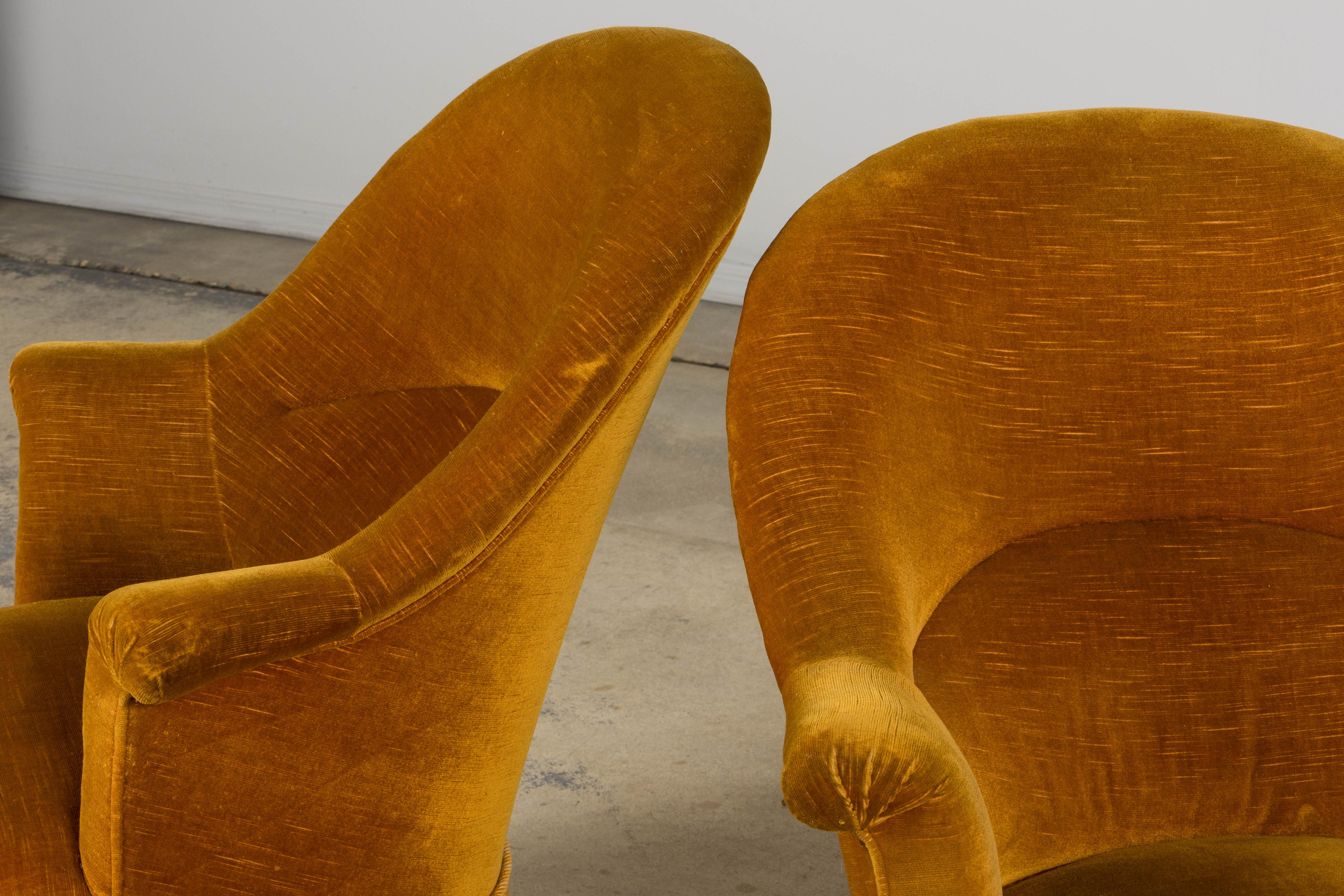 Fauteuils Napoléon III français du XIXe siècle avec velours jaune doré - une paire en vente 5