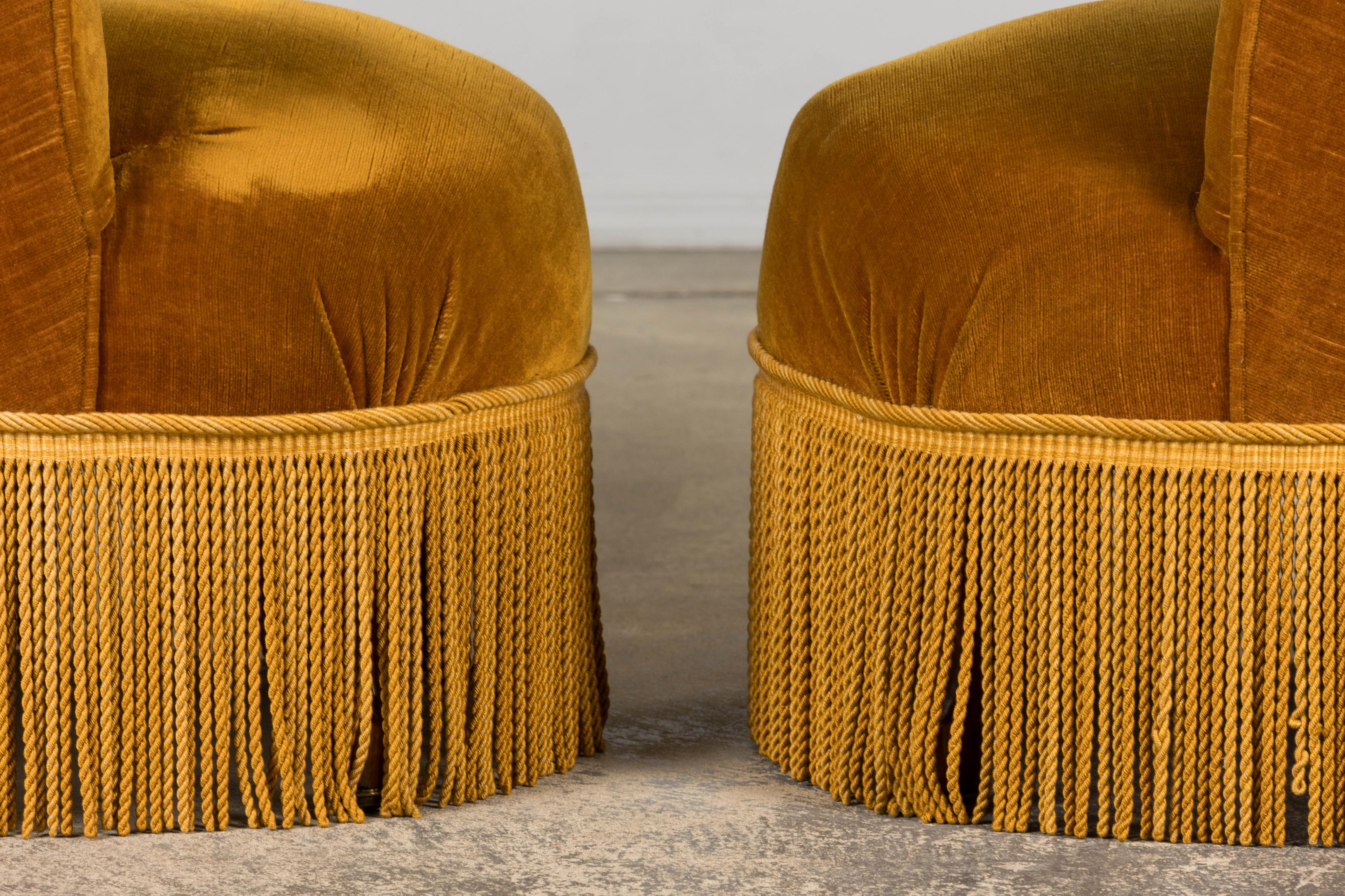 Fauteuils Napoléon III français du XIXe siècle avec velours jaune doré - une paire en vente 9