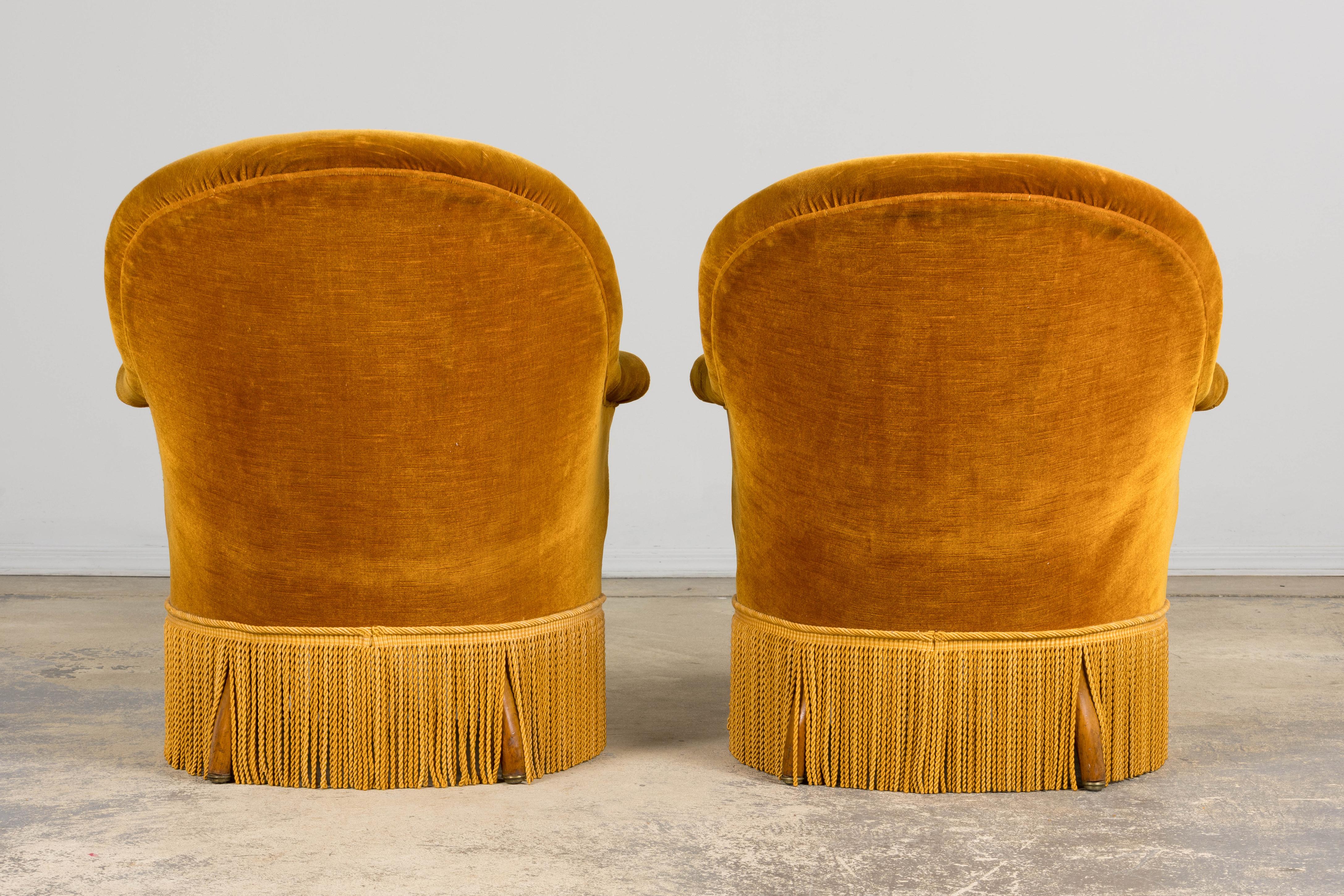 Fauteuils Napoléon III français du XIXe siècle avec velours jaune doré - une paire en vente 11