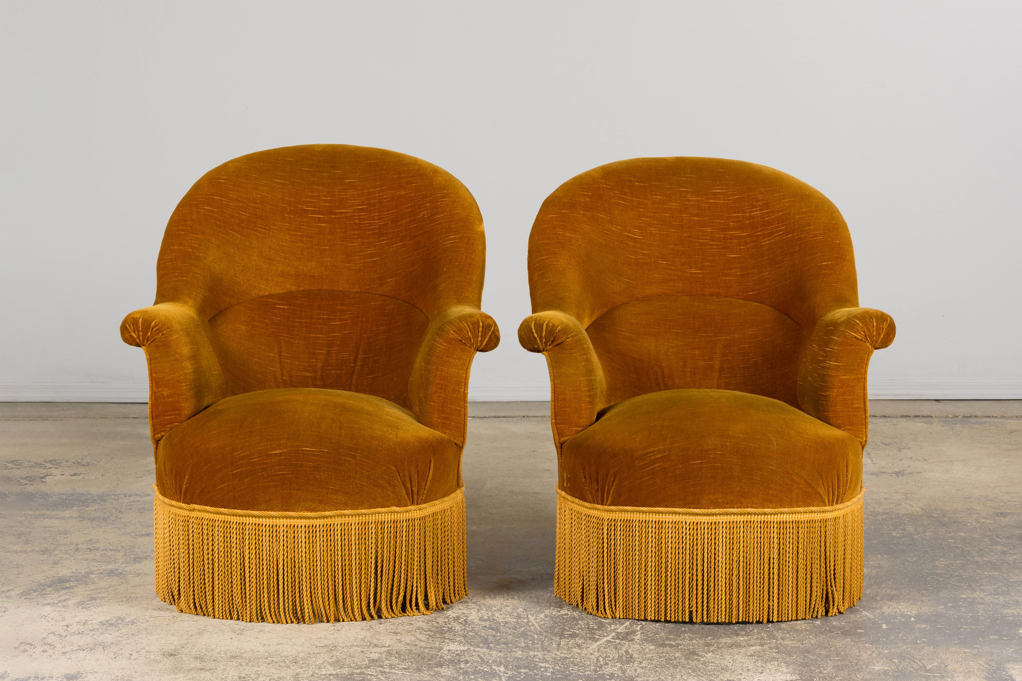 Une paire raffinée de fauteuils Napoléon III français du XIXe siècle, provenant de Provence. Fabriquée à la main en bois massif, chaque chaise présente un élégant dossier ovale Eleg, de gracieux accoudoirs en volute et une silhouette classique 