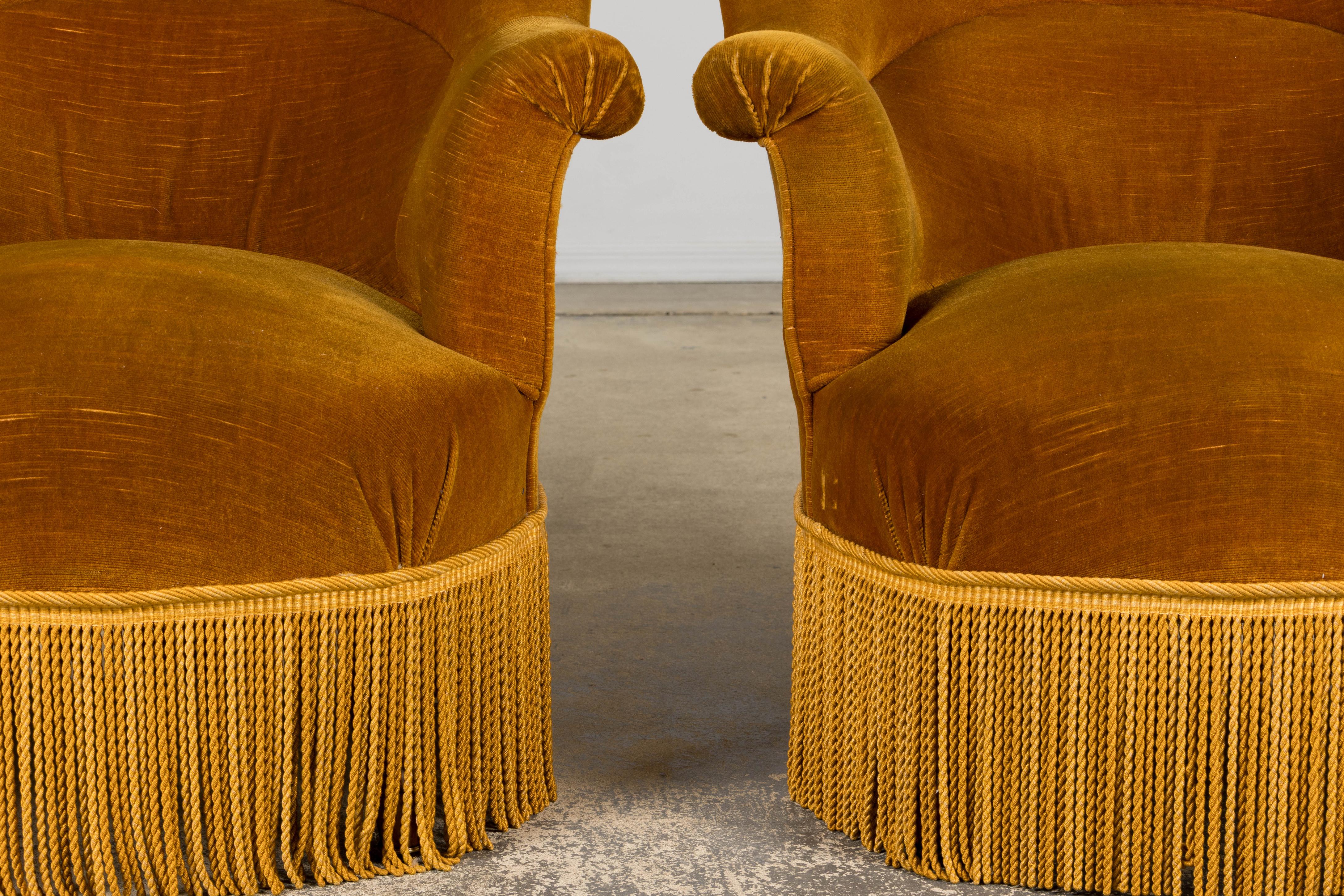 Français Fauteuils Napoléon III français du XIXe siècle avec velours jaune doré - une paire en vente