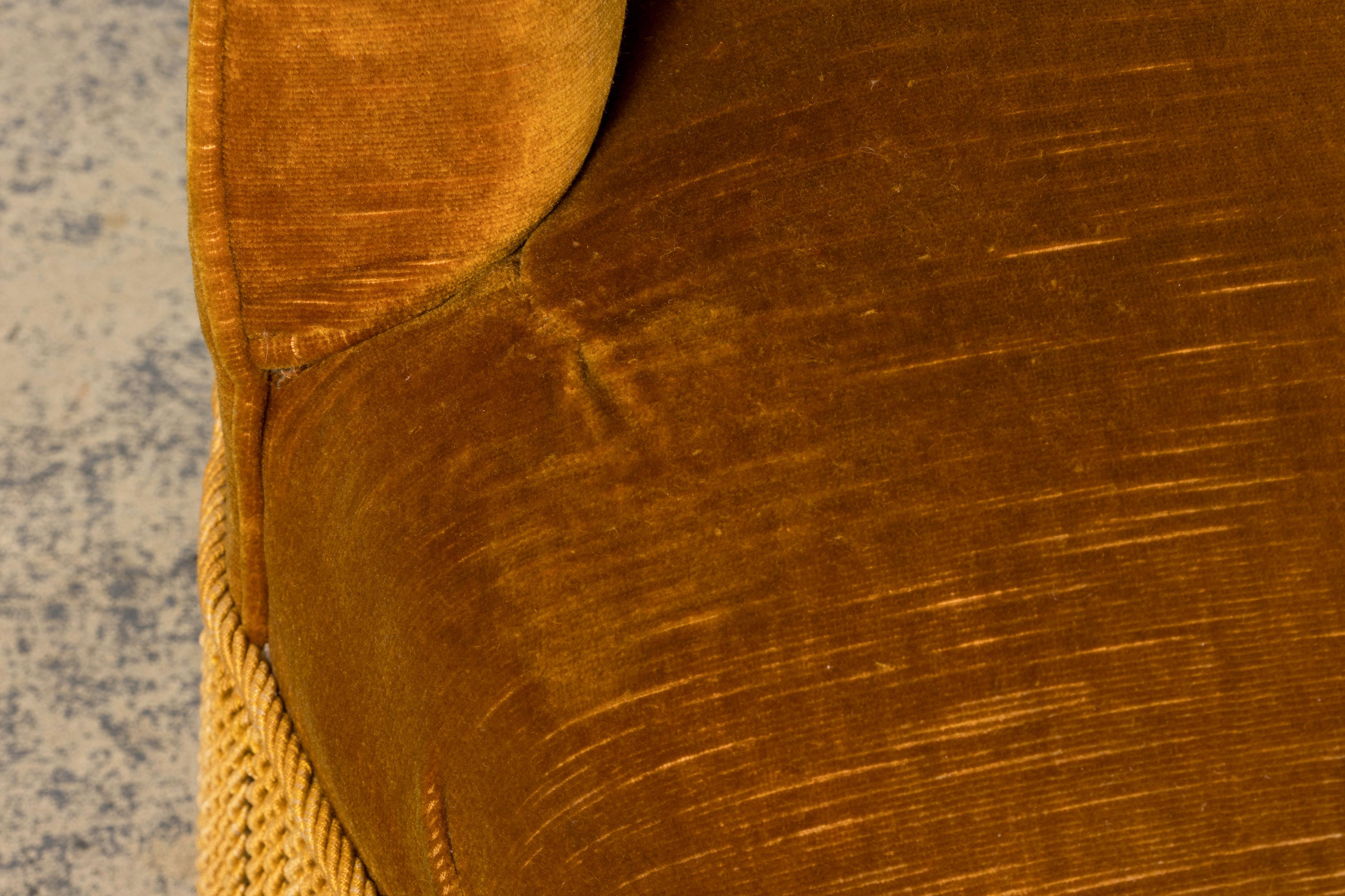 Fauteuils Napoléon III français du XIXe siècle avec velours jaune doré - une paire en vente 2