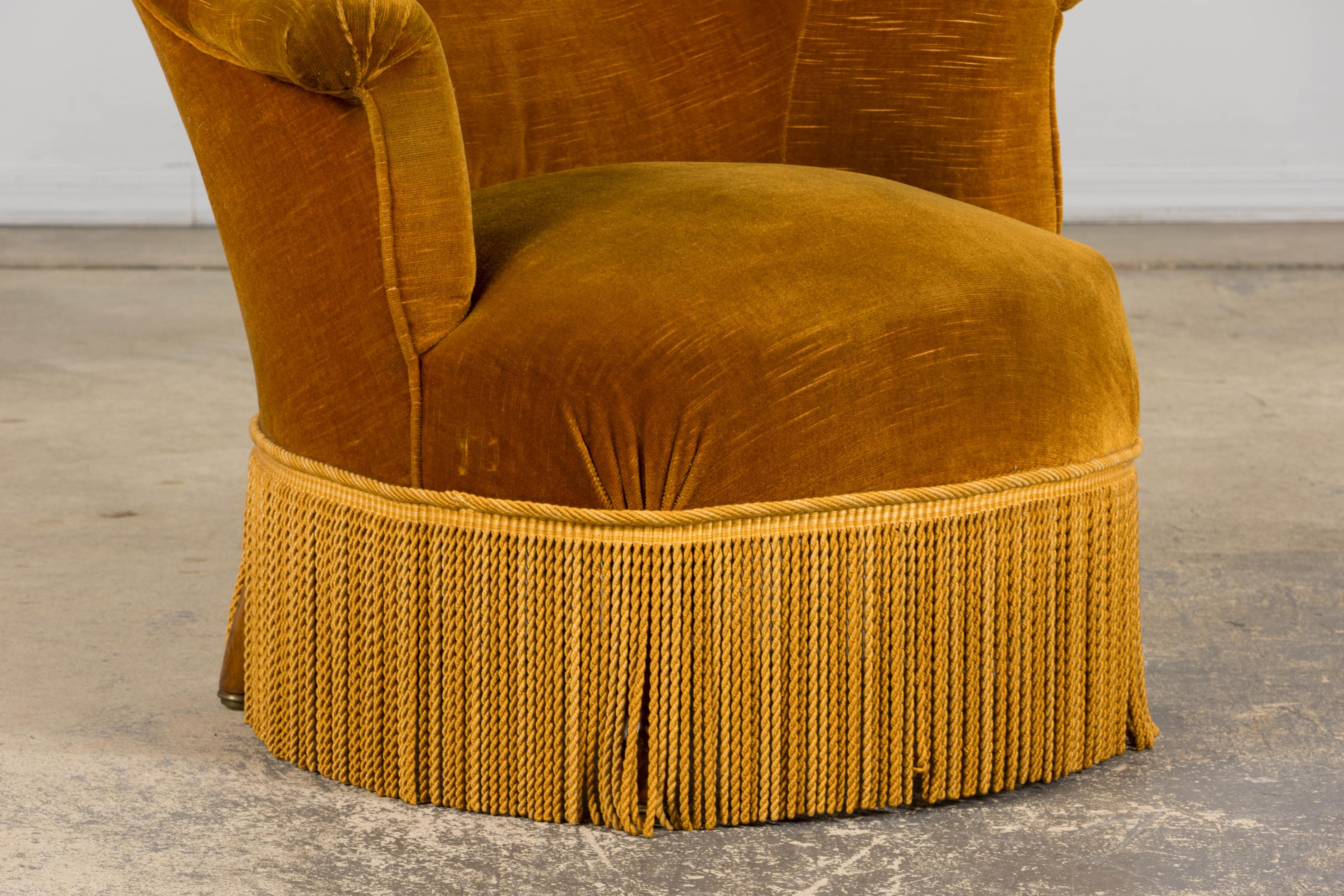 Fauteuils Napoléon III français du XIXe siècle avec velours jaune doré - une paire en vente 3