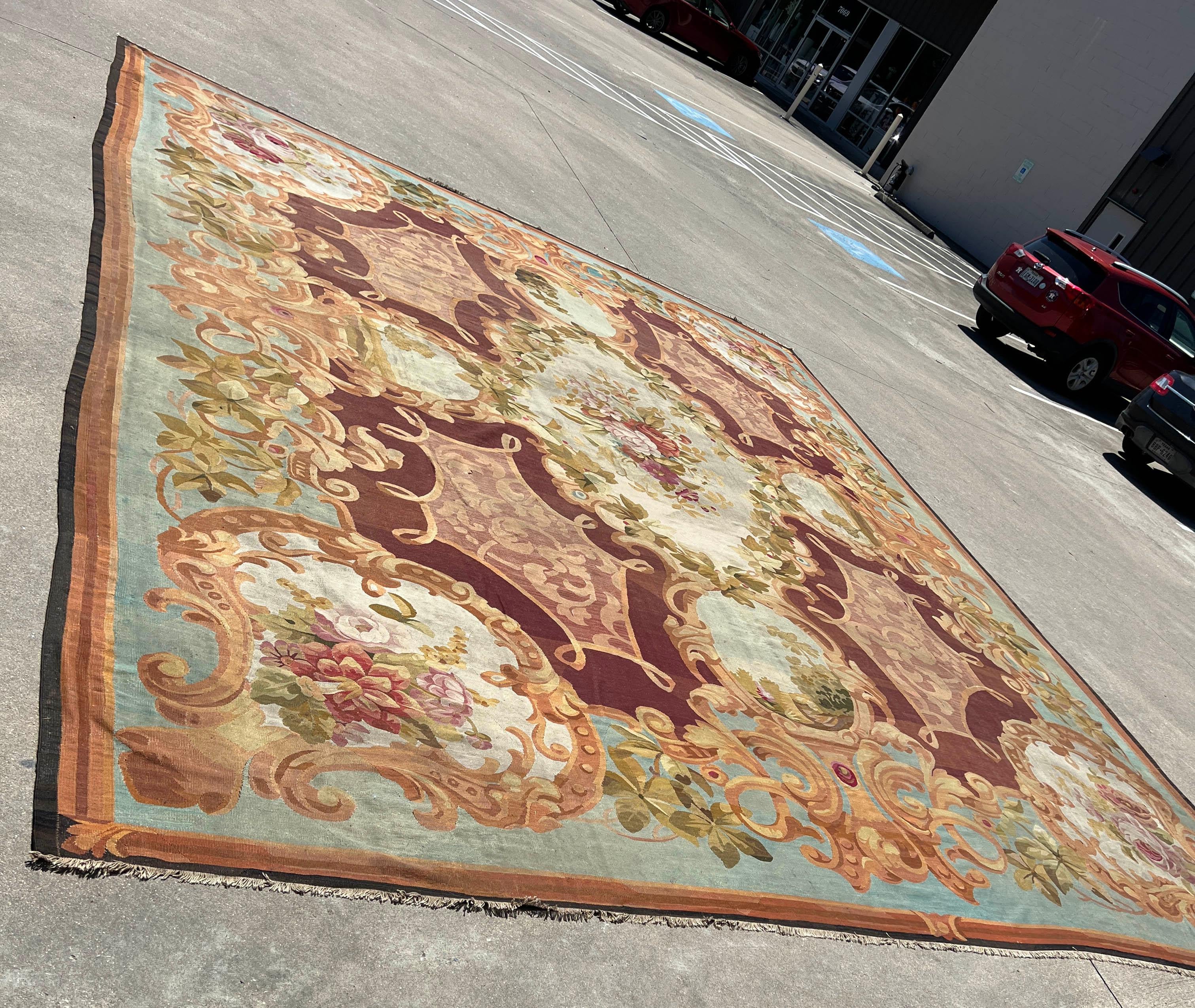 Splendido tappeto Aubusson francese del XIX secolo, risalente al periodo di Napoleone III. Il tappeto è tessuto a mano con una bellissima gamma di colori che vanno dal blu/verde, al verde acqua, al rosa rosato e al bordeaux con un bordo color