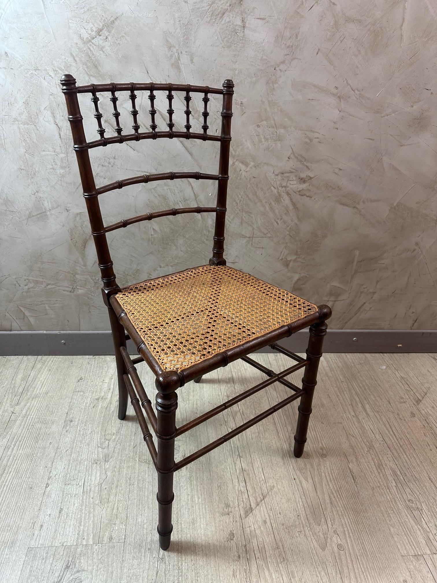 Bellissima sedia a canne del periodo di Napoleone III in ottime condizioni.
Struttura in Beeche che imita il bambù. Sedile con canne senza danni.
Sedia molto elegante e leggera.