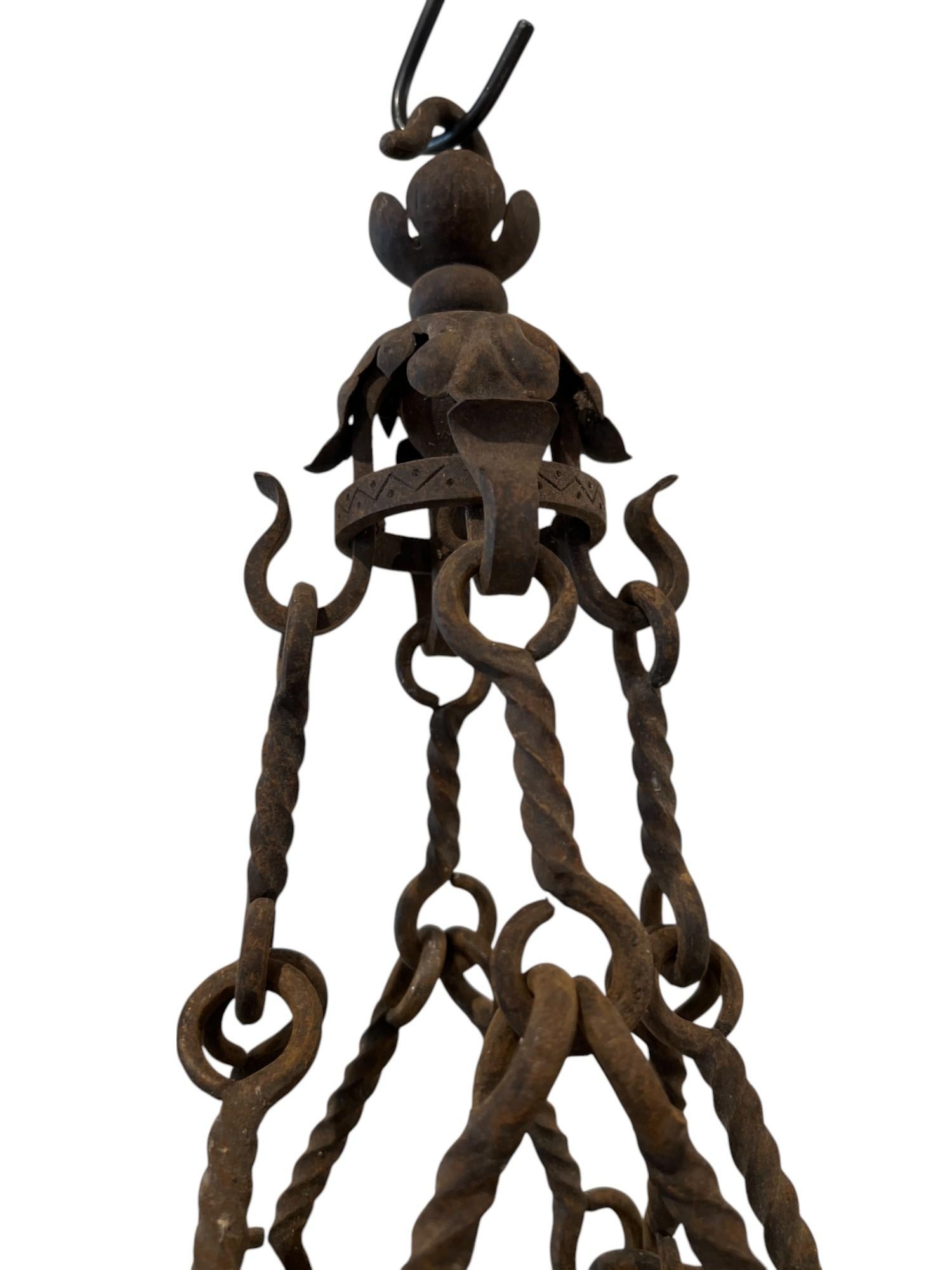 Un llamativo farol de hierro negro Napoleón III con intrincadas volutas, laterales con paneles de cristal y una elegante forma cónica, que combina la artesanía industrial francesa del siglo XIX con detalles arquitectónicos románticos.

Sin cable.  