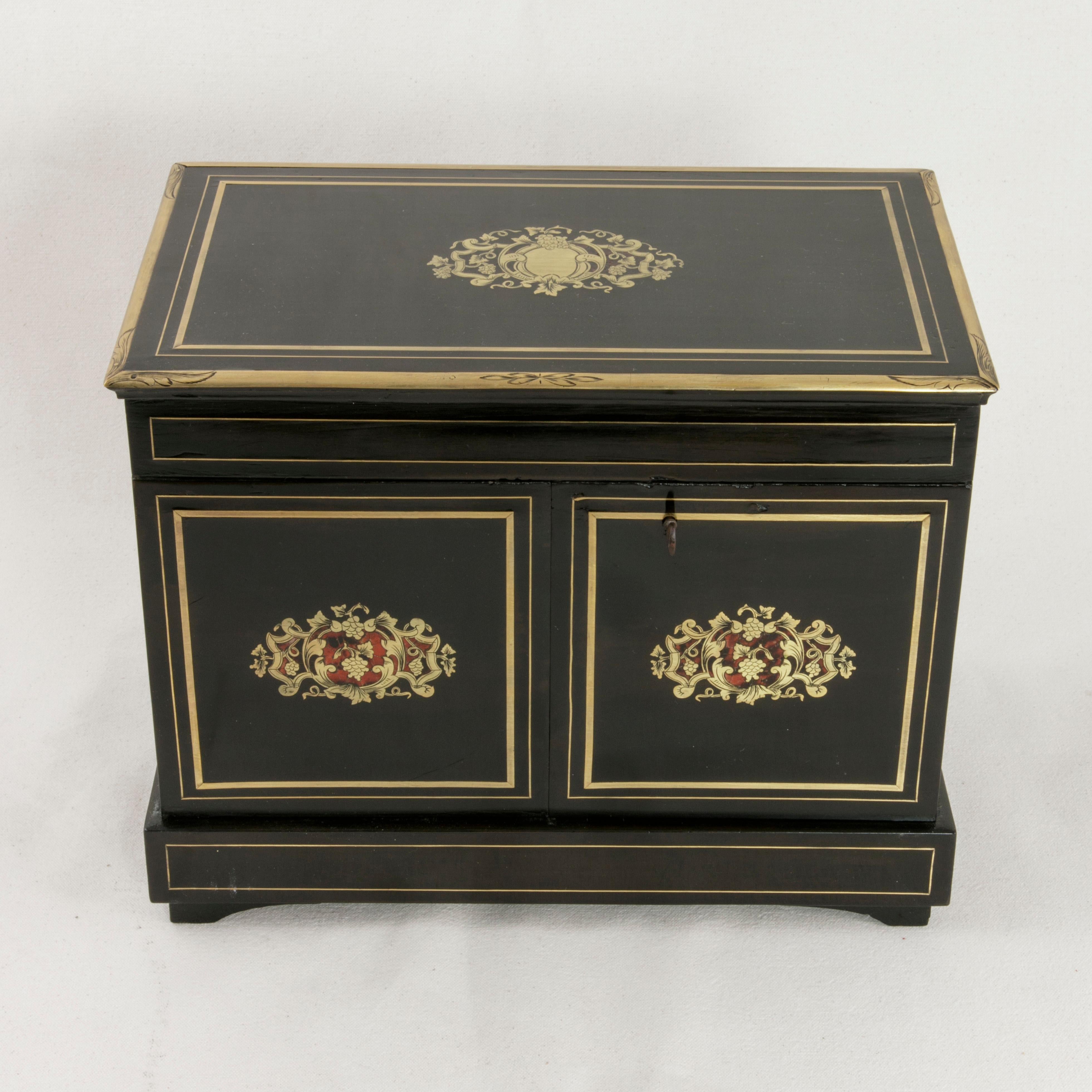 19th Century French Napoleon III Black Lacquer Cave a Liqueur or  Tantalus In Good Condition For Sale In Fayetteville, AR