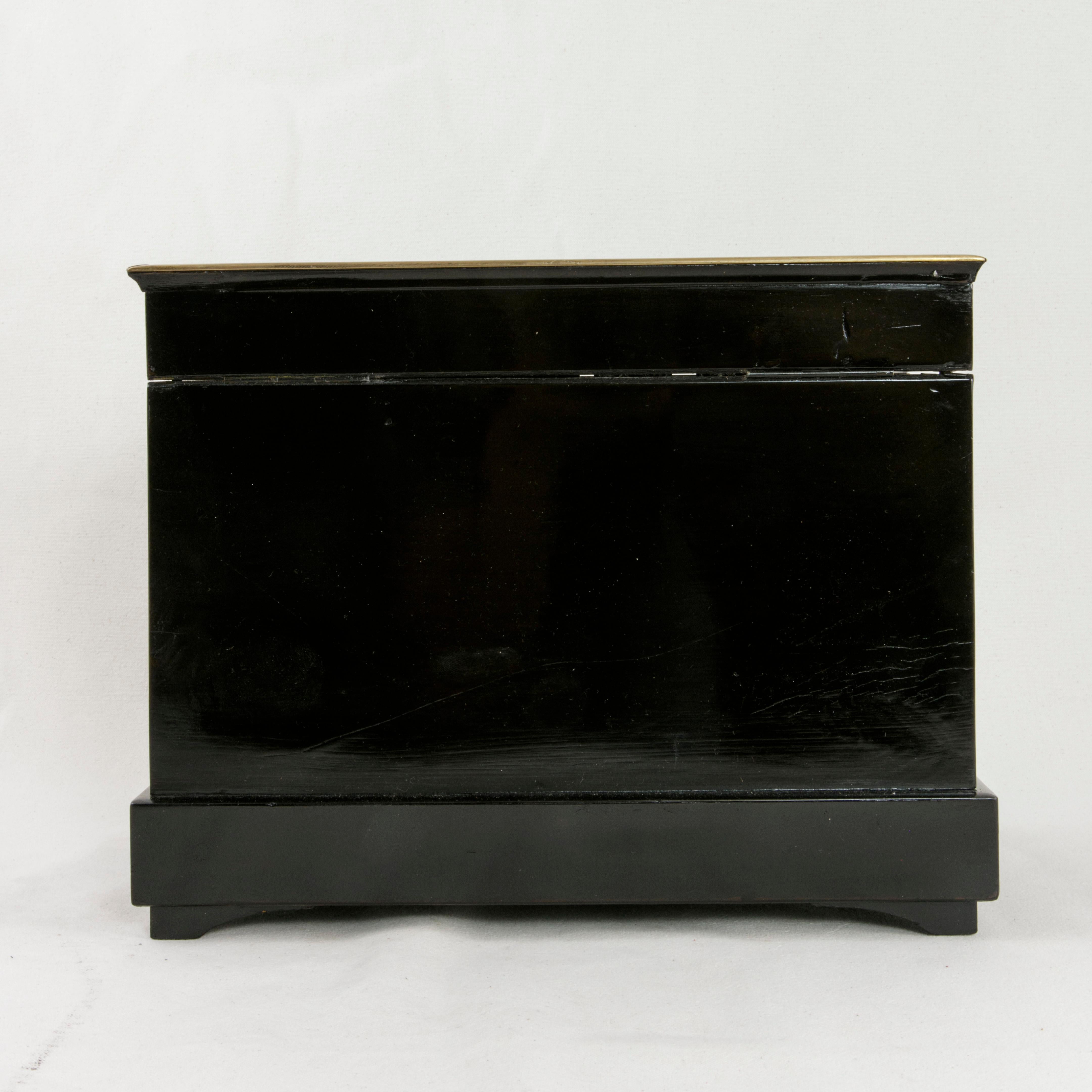 19th Century French Napoleon III Black Lacquer Cave a Liqueur or  Tantalus For Sale 1