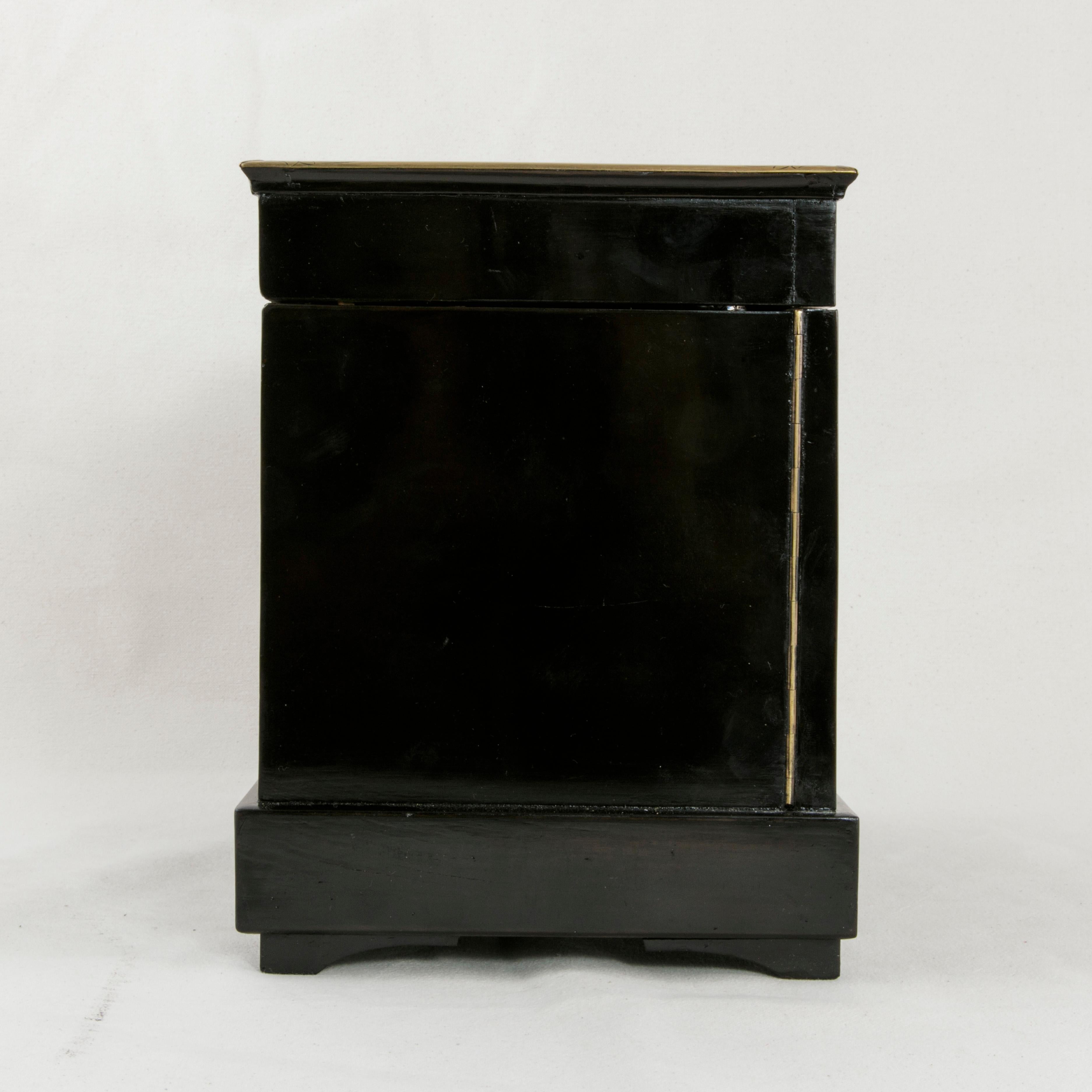 19th Century French Napoleon III Black Lacquer Cave a Liqueur or  Tantalus For Sale 3