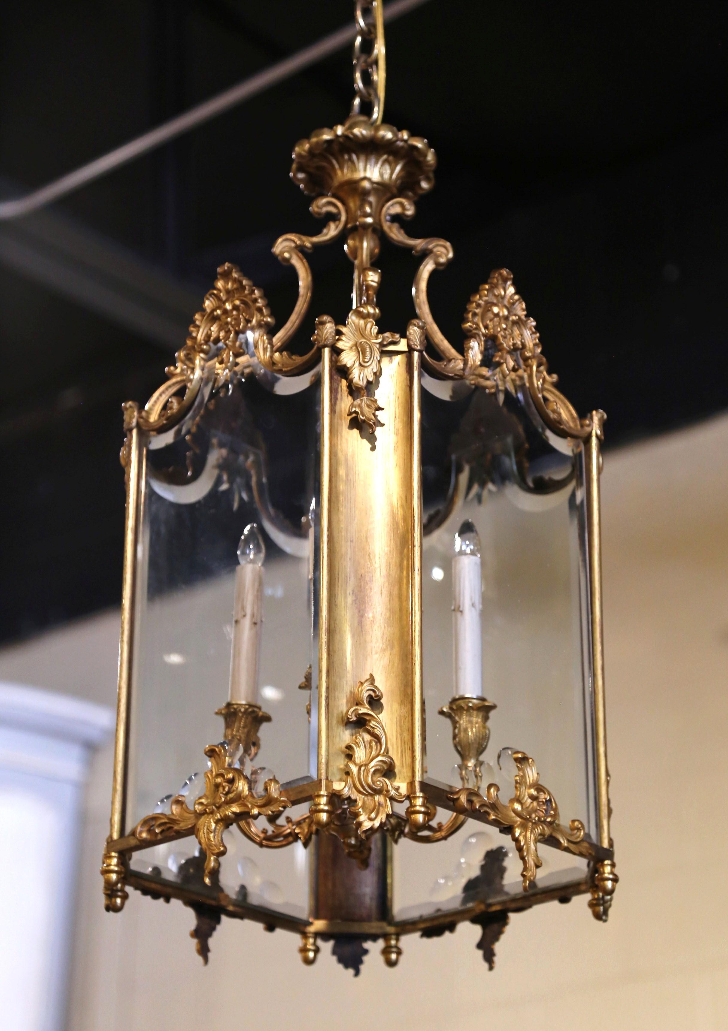 Französische Napoleon III.-Laterne aus Bronze mit vier Leuchten und abgeschrägtem Glas, 19. Jahrhundert (Louis XV.) im Angebot