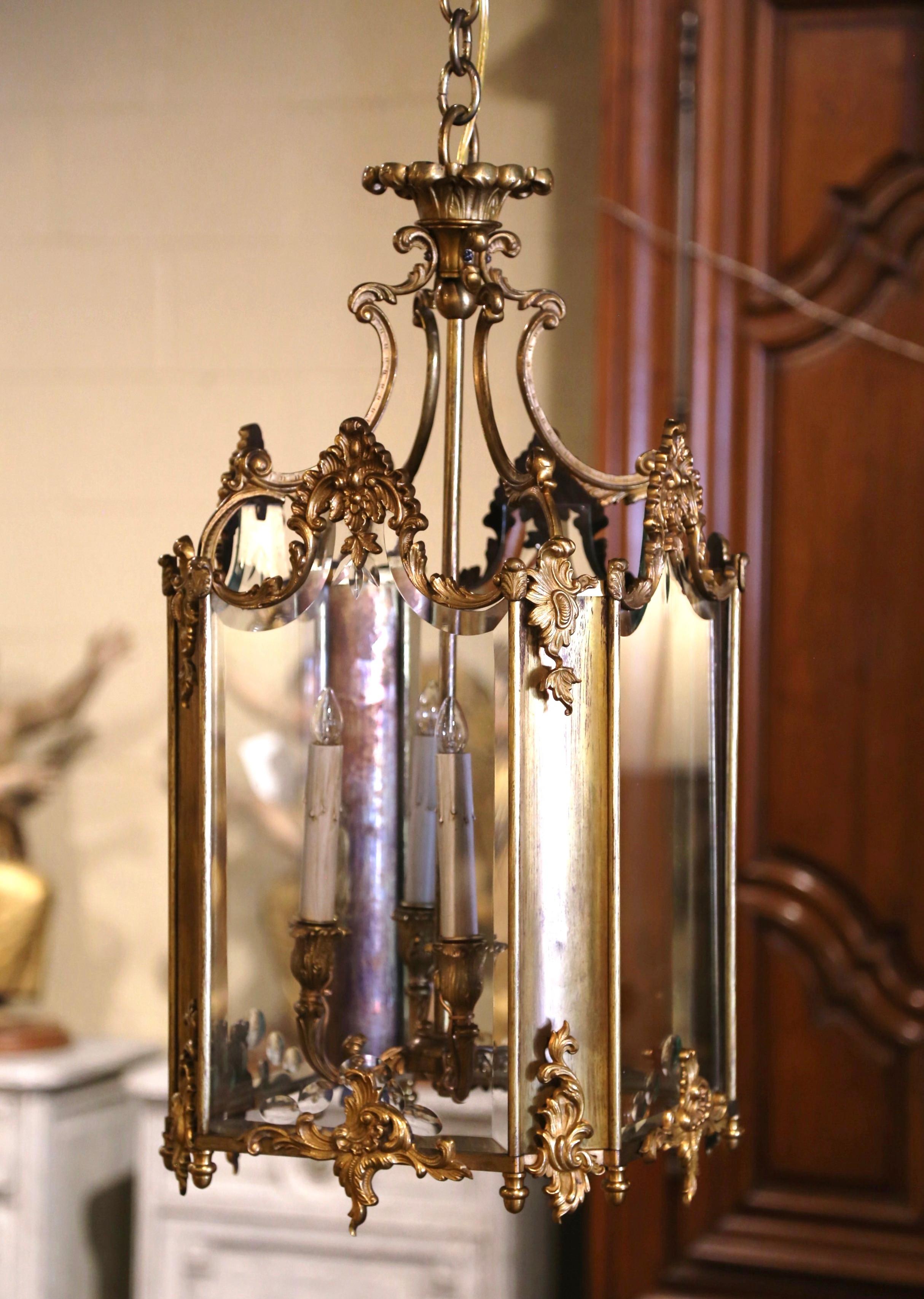 Français Lanterne à quatre lumières en bronze et verre biseauté Napoléon III du XIXe siècle en vente