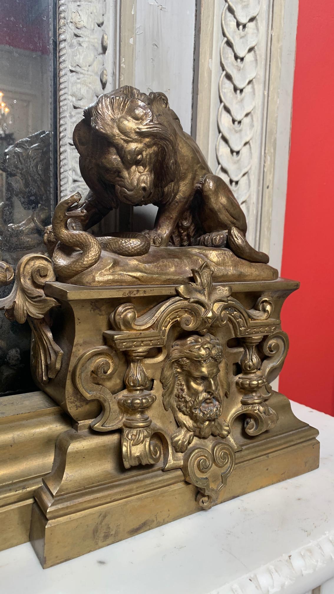 XIXe siècle Pare-feu français du 19e siècle en bronze Napoléon III à motif d'Hercule et de Lion en vente