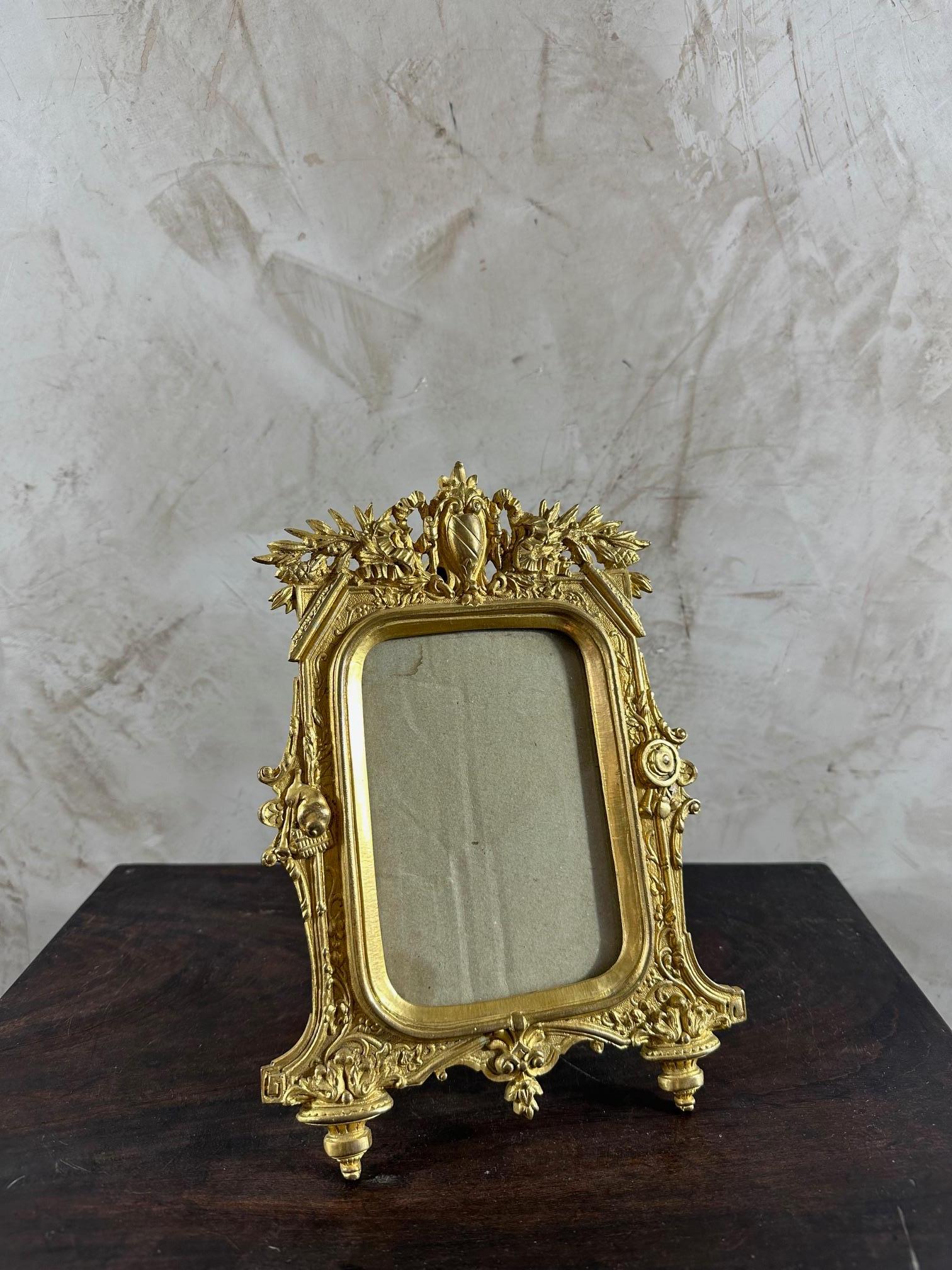 Bellissima cornice in bronzo dorato risalente al periodo di Napoleone III in ottime condizioni. Possiamo ammirare i bellissimi dettagli di quest'epoca, l'alloro sulla parte superiore della cornice e sui lati degli attributi musicali. Telaio da